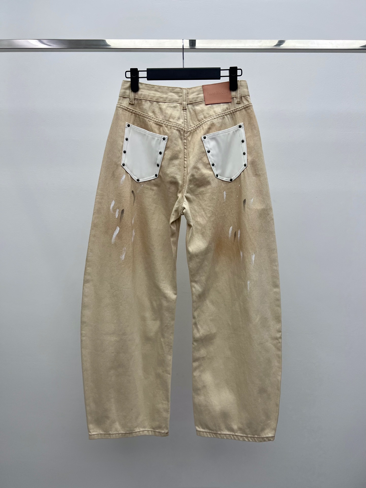 acne studio*泼墨弯刀牛仔裤此款牛仔裤采用弯刀宽松版型选用浅色水洗无弹力牛仔布制成点缀脏染效果