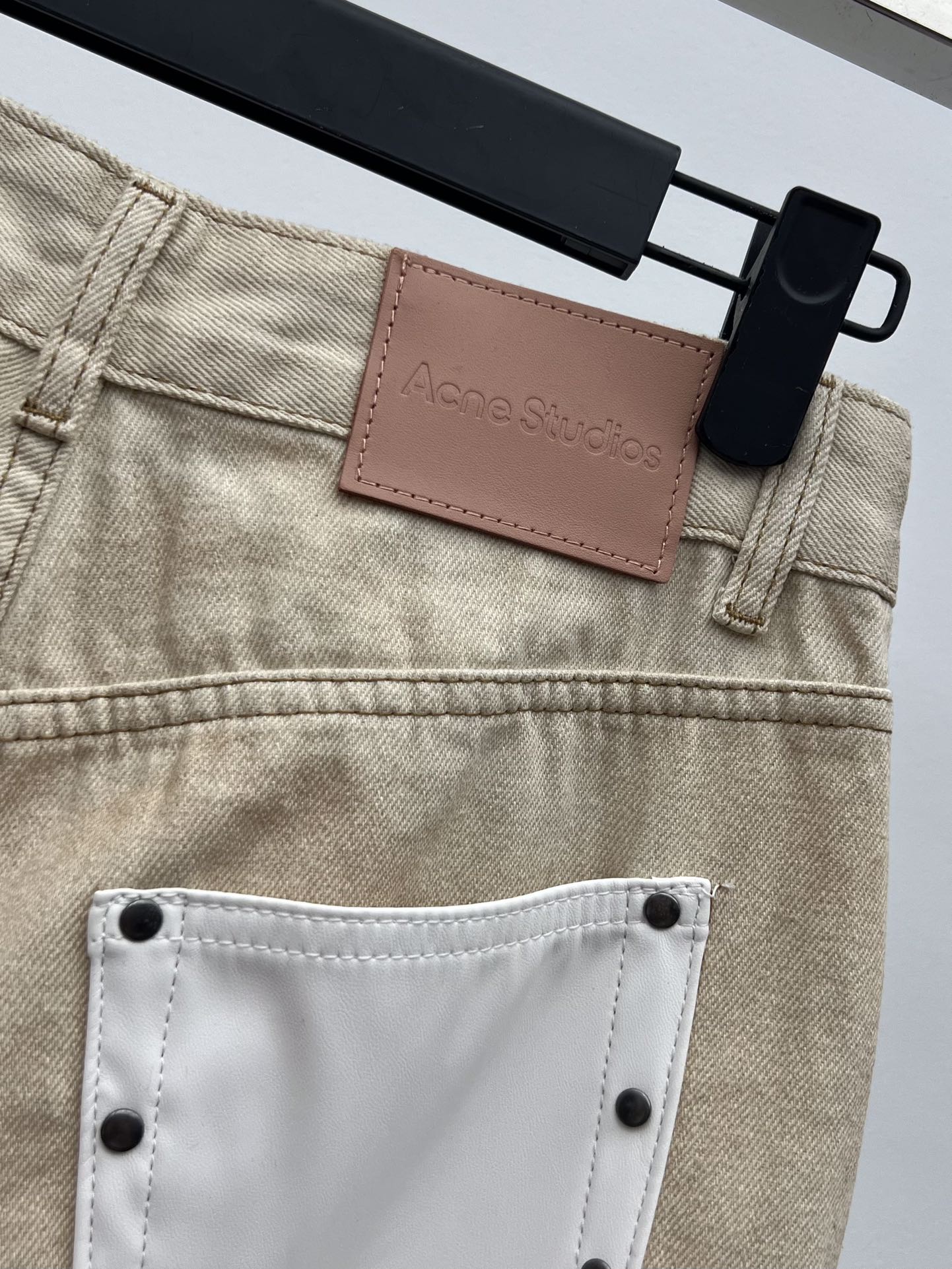 acne studio*泼墨弯刀牛仔裤此款牛仔裤采用弯刀宽松版型选用浅色水洗无弹力牛仔布制成点缀脏染效果