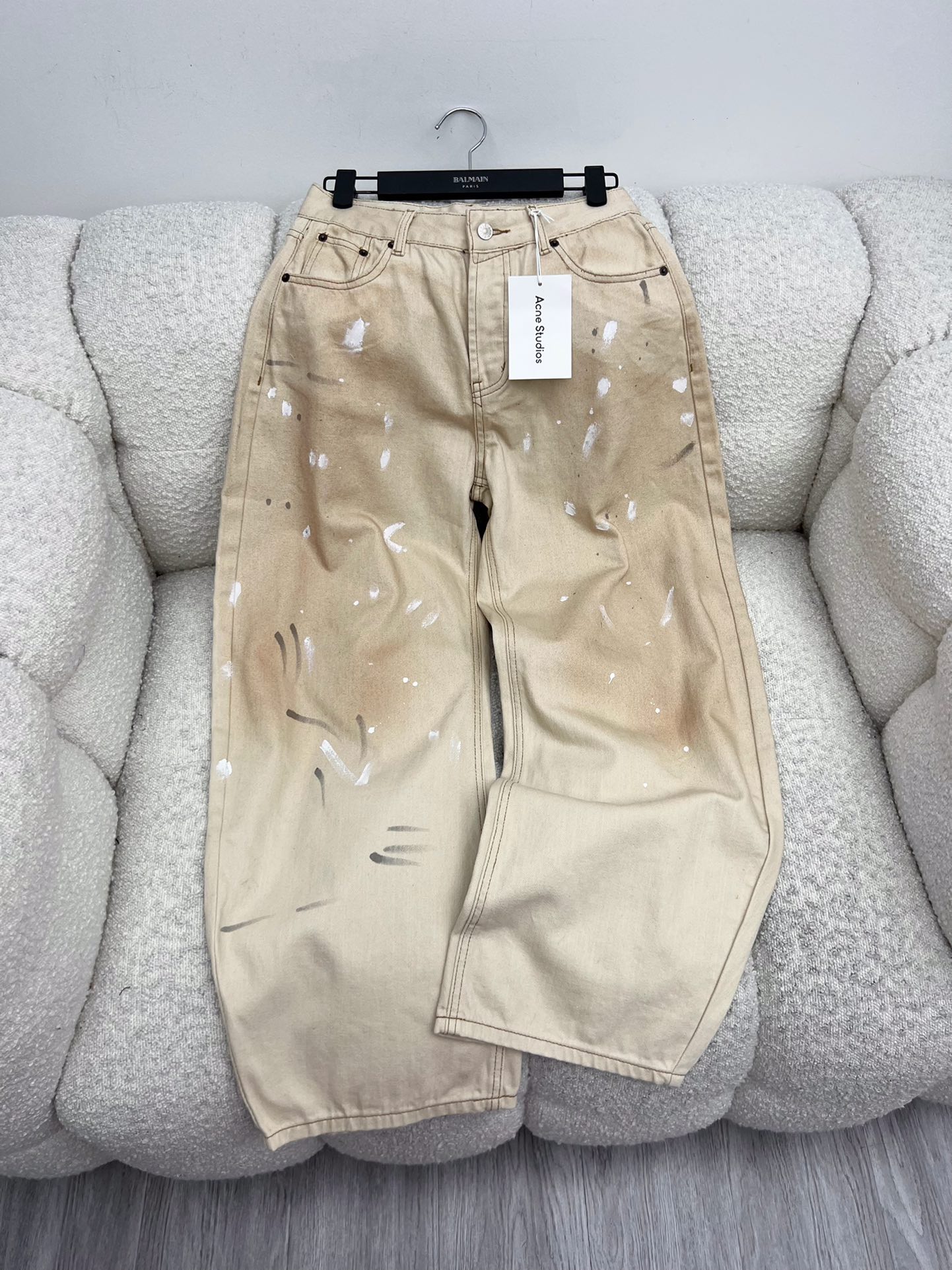 acne studio*泼墨弯刀牛仔裤此款牛仔裤采用弯刀宽松版型选用浅色水洗无弹力牛仔布制成点缀脏染效果