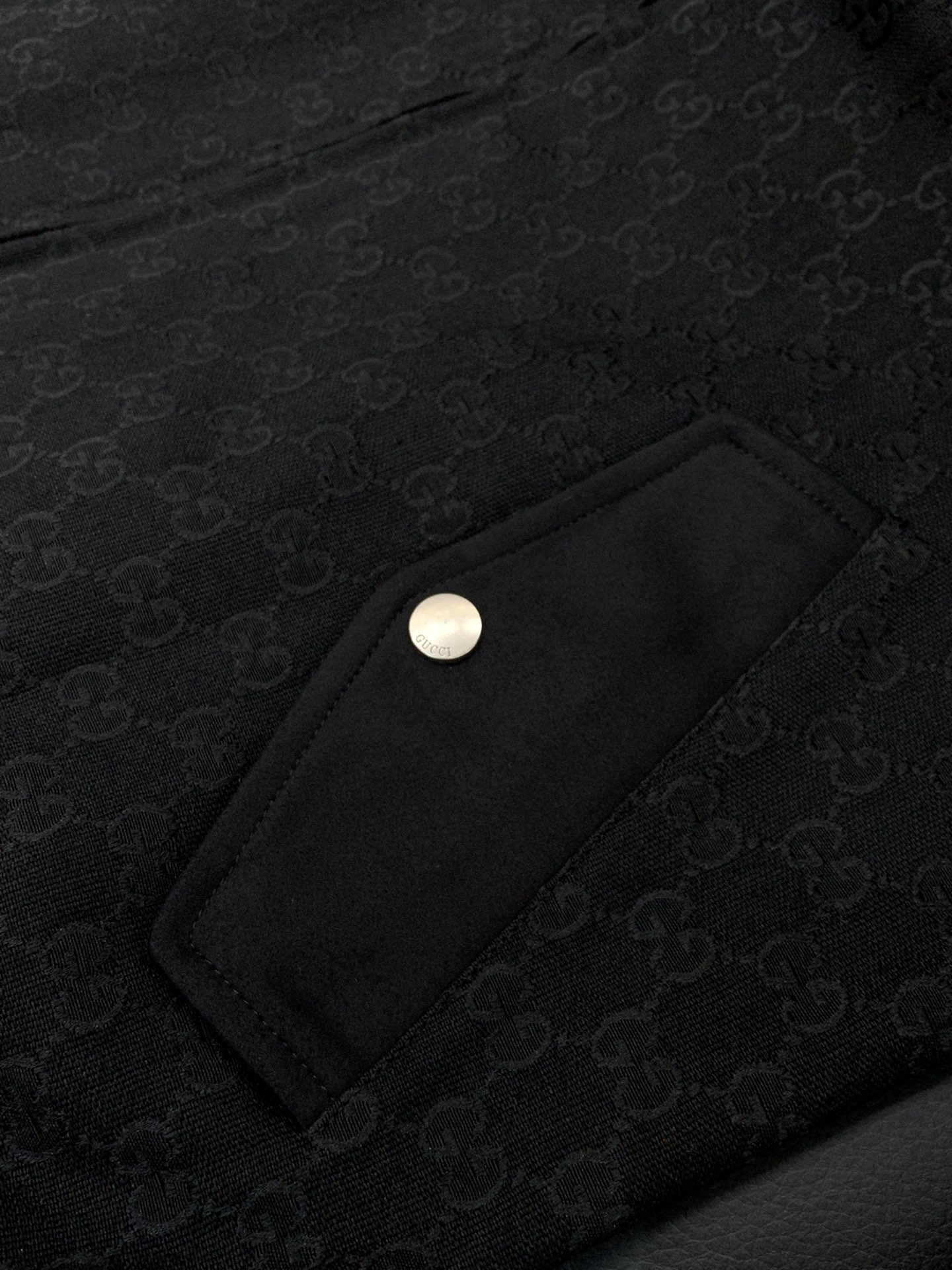 ，Gucci 古驰，2025秋季最新款，专柜同步有售，原单狠货，时尚休闲两面穿夹克外套，上身很有特点！吸