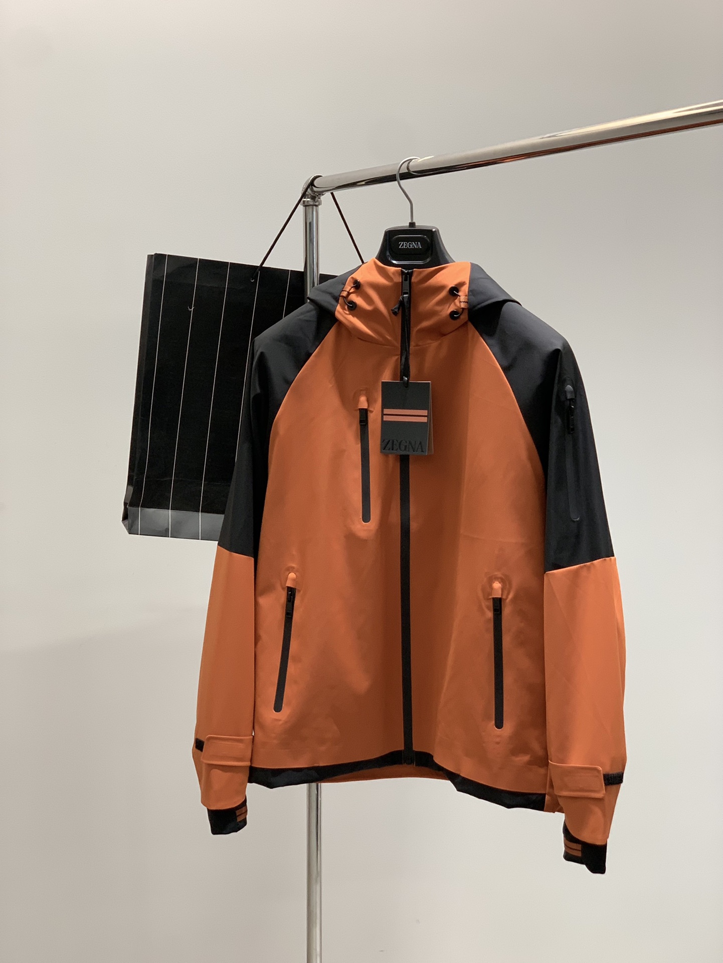 ，杰尼亚 Zegna，2025秋季最新品，专柜同步有售，原单狠货，时尚休闲连帽夹克外套，采用进口原版面料