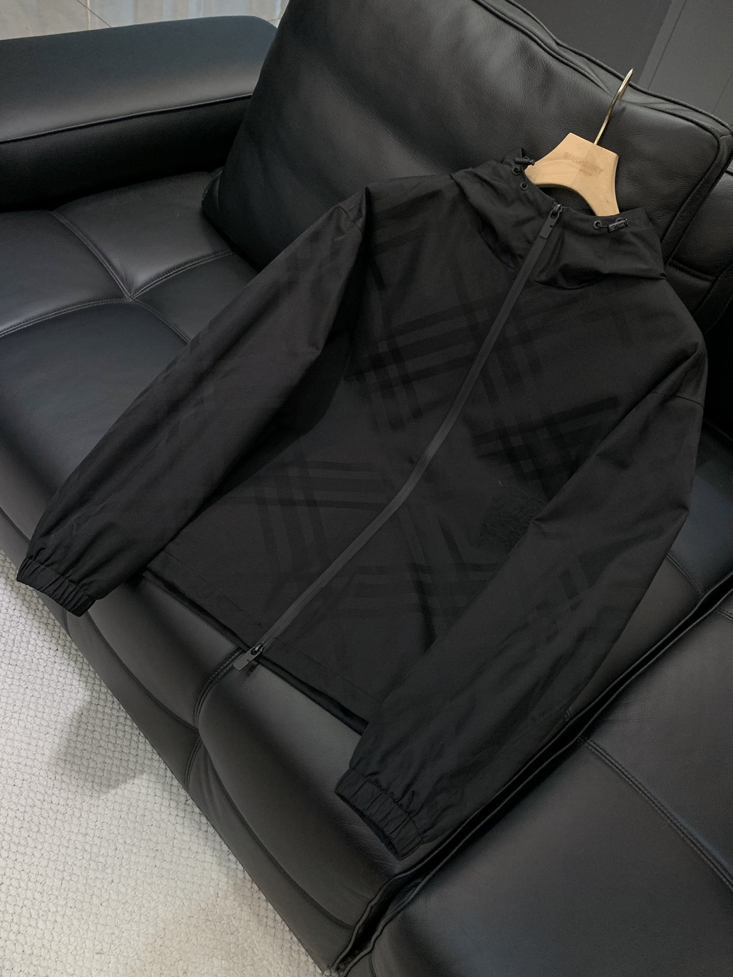 ，Burberry 巴宝莉，2025秋季最新品，专柜同步有售，原单狠货，时尚休闲连帽外套，进口原版面料，