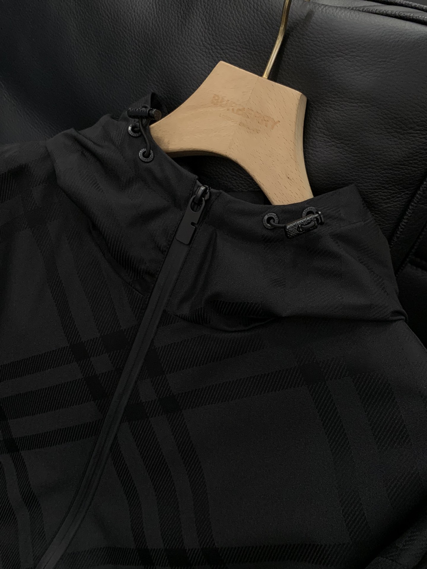 ，Burberry 巴宝莉，2025秋季最新品，专柜同步有售，原单狠货，时尚休闲连帽外套，进口原版面料，