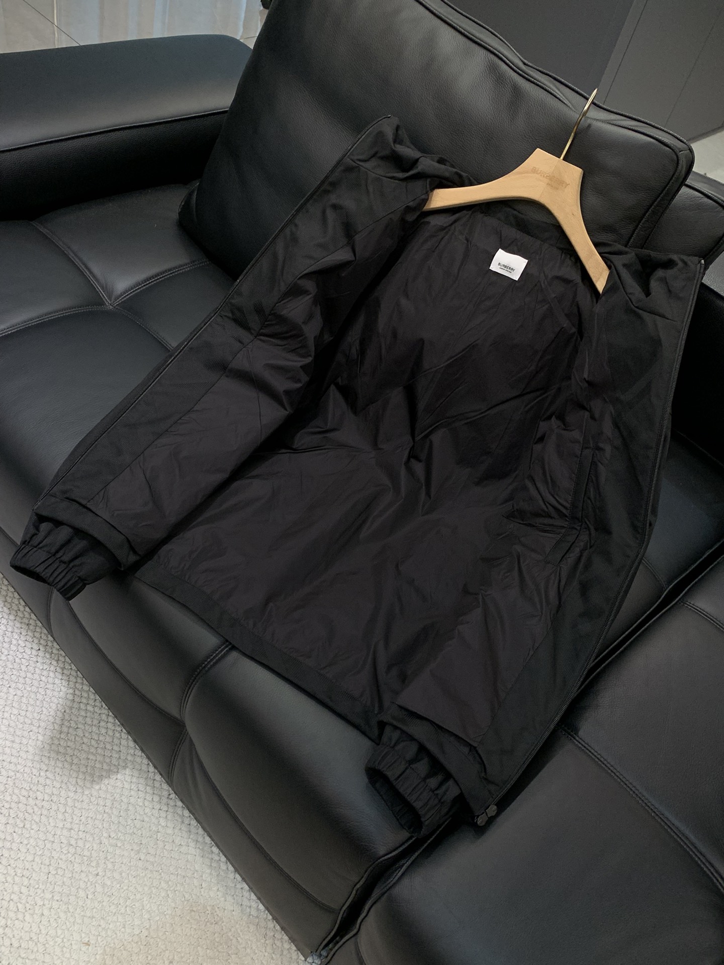 ，Burberry 巴宝莉，2025秋季最新品，专柜同步有售，原单狠货，时尚休闲连帽外套，进口原版面料，