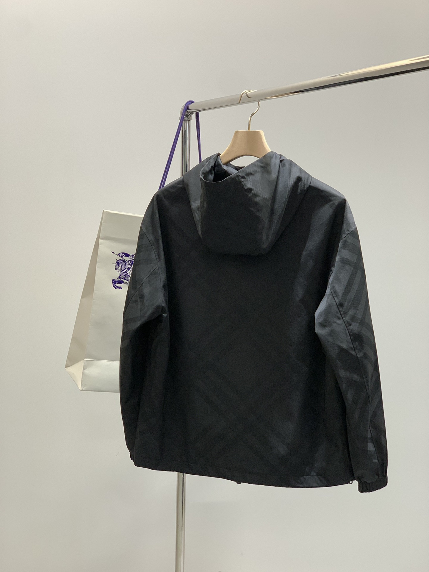 ，Burberry 巴宝莉，2025秋季最新品，专柜同步有售，原单狠货，时尚休闲连帽外套，进口原版面料，