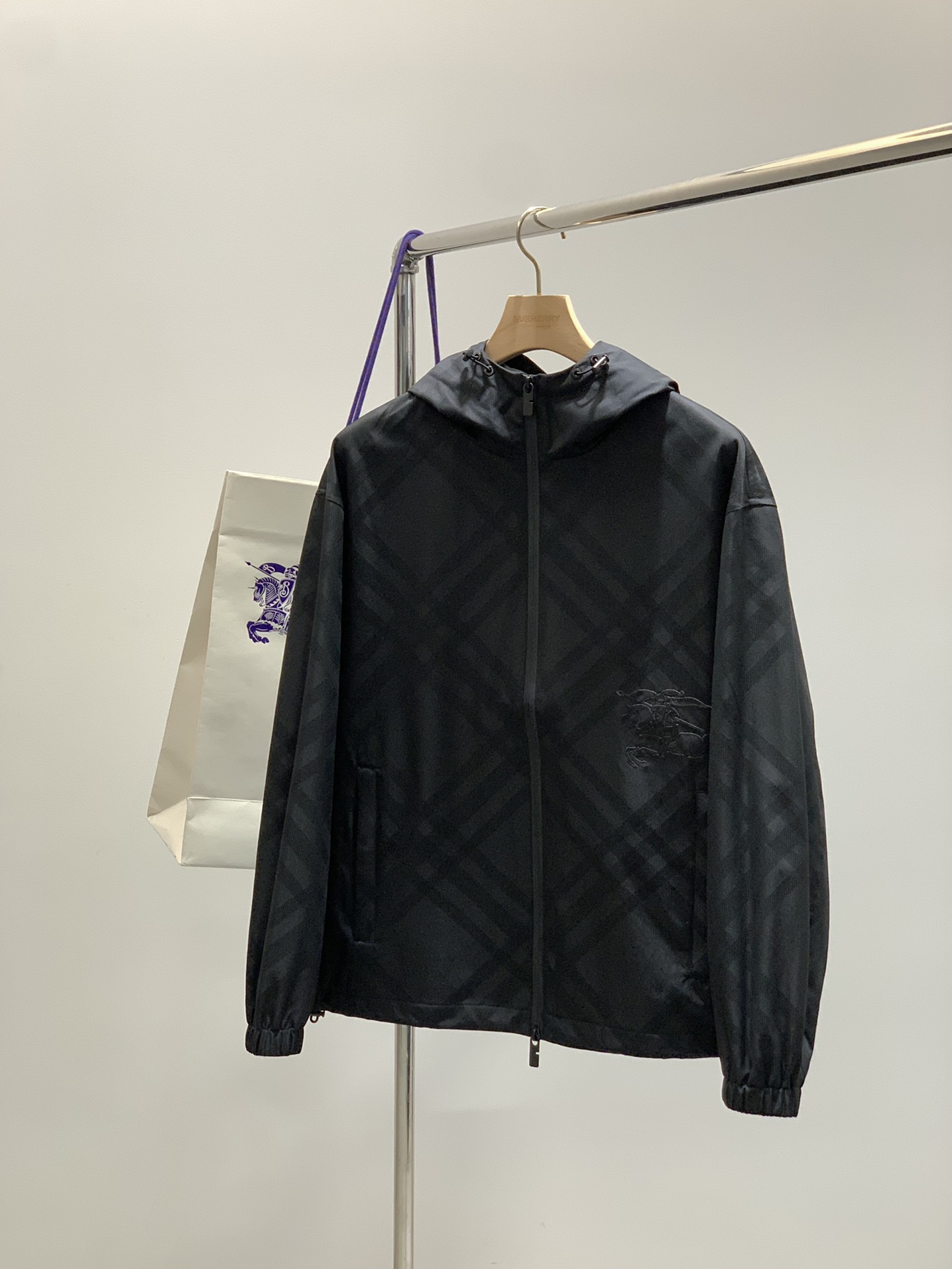 ，Burberry 巴宝莉，2025秋季最新品，专柜同步有售，原单狠货，时尚休闲连帽外套，进口原版面料，