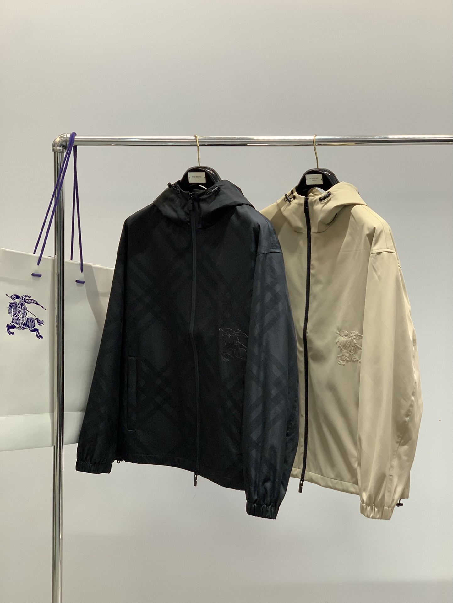 ，Burberry 巴宝莉，2025秋季最新品，专柜同步有售，原单狠货，时尚休闲连帽外套，进口原版面料，