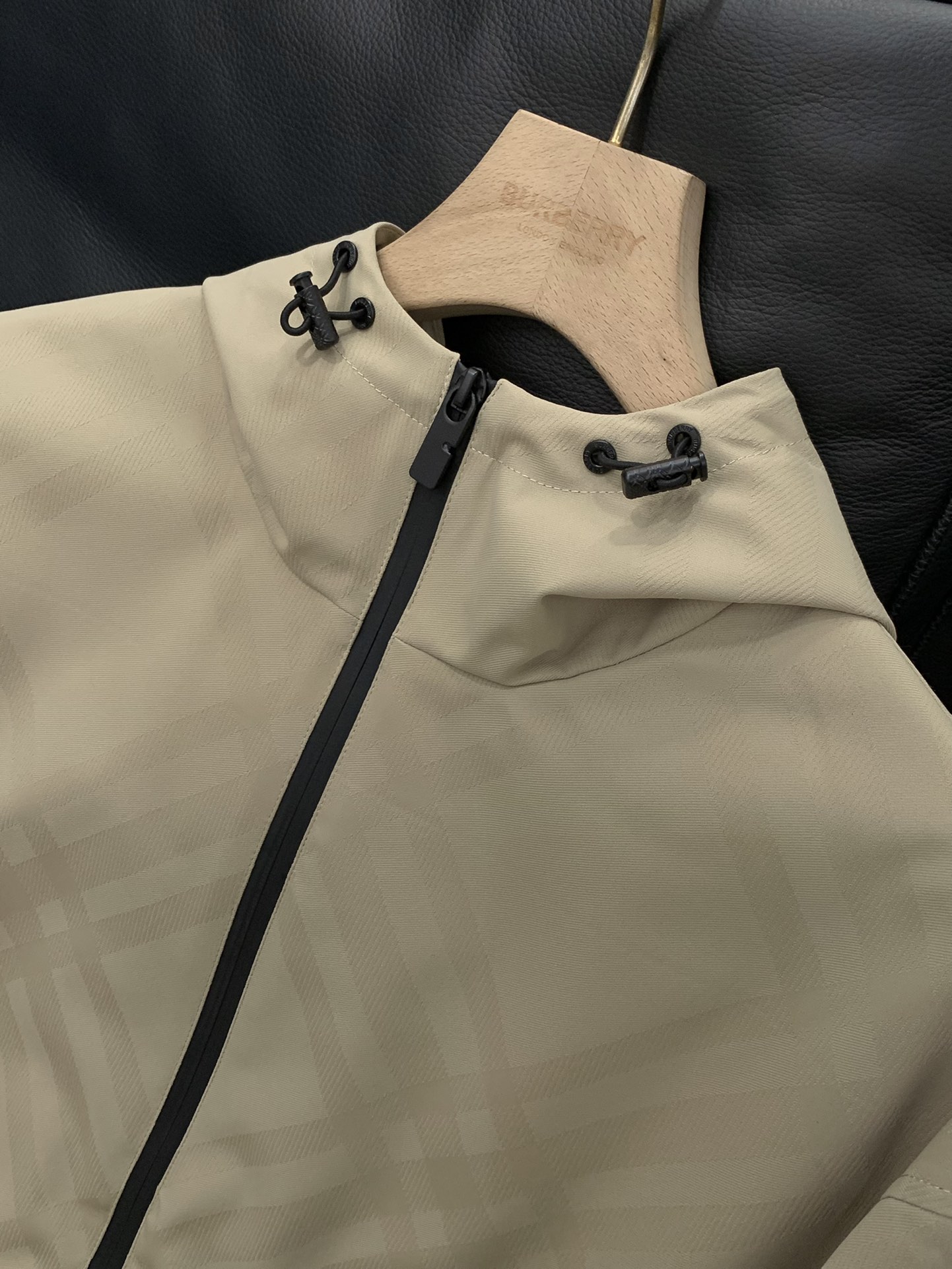 ，Burberry 巴宝莉，2025秋季最新品，专柜同步有售，原单狠货，时尚休闲连帽外套，进口原版面料，