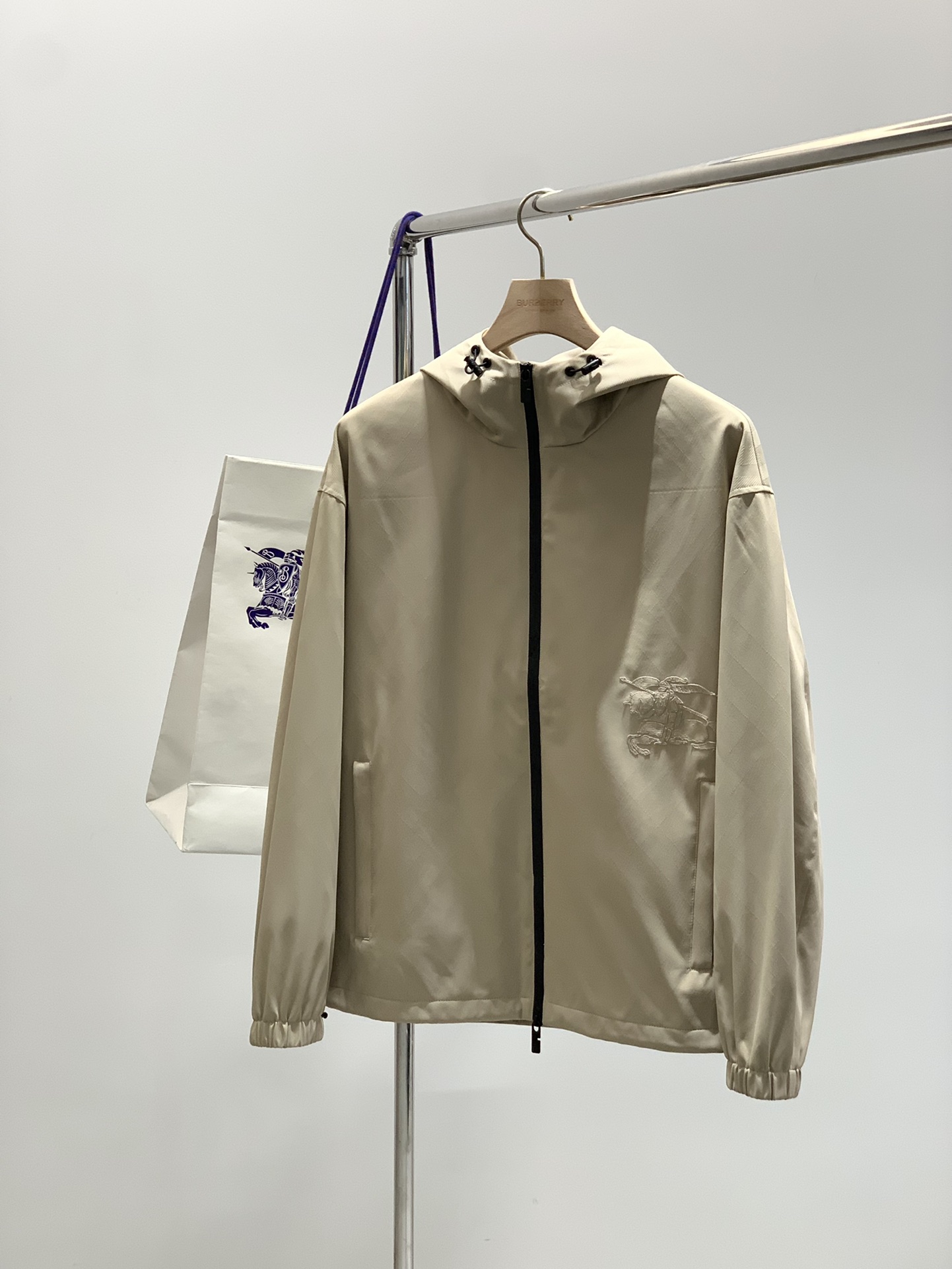 ，Burberry 巴宝莉，2025秋季最新品，专柜同步有售，原单狠货，时尚休闲连帽外套，进口原版面料，