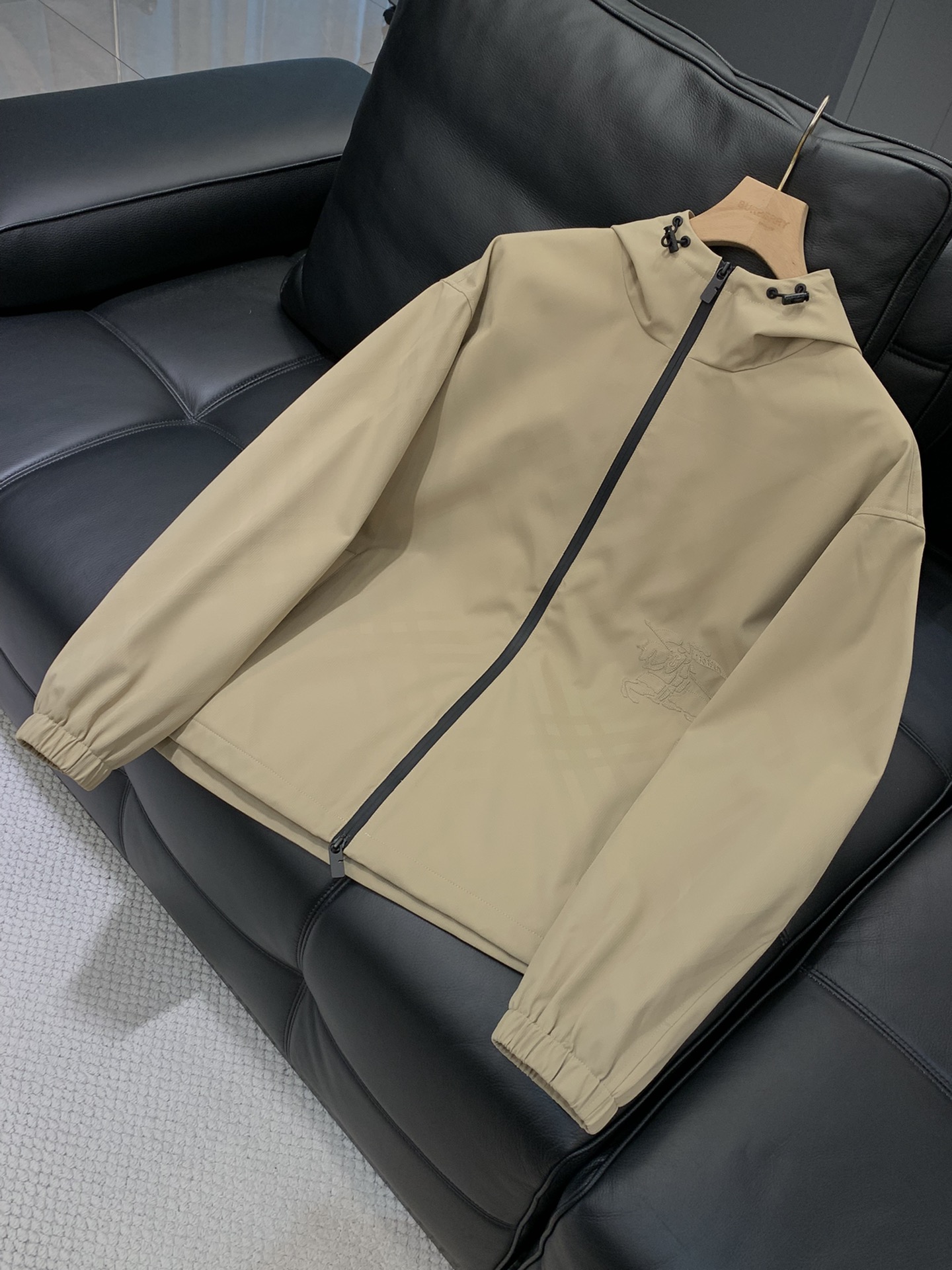 ，Burberry 巴宝莉，2025秋季最新品，专柜同步有售，原单狠货，时尚休闲连帽外套，进口原版面料，