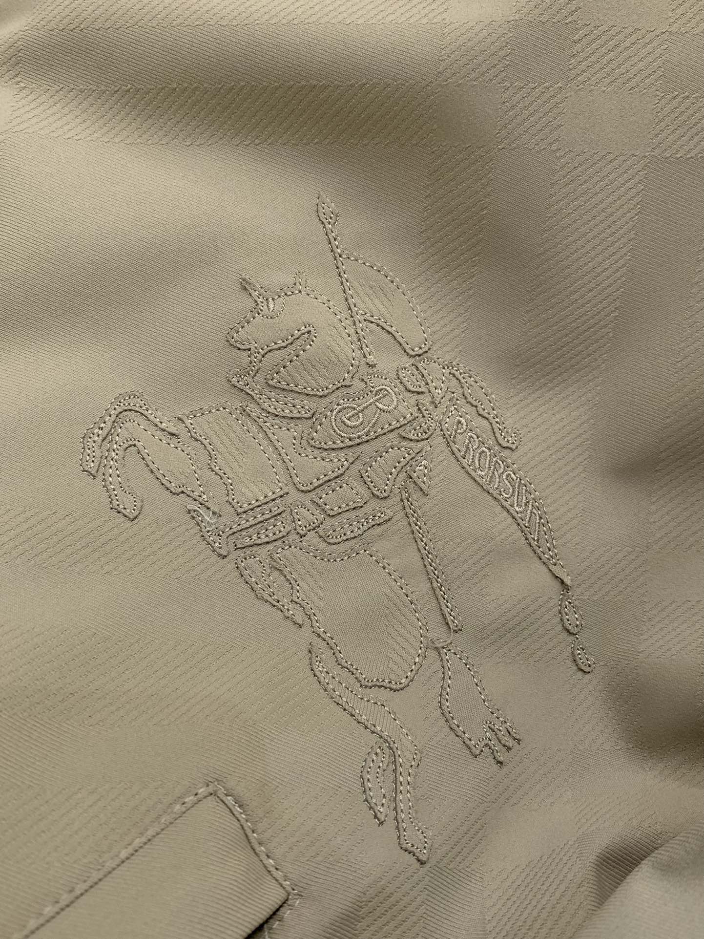 ，Burberry 巴宝莉，2025秋季最新品，专柜同步有售，原单狠货，时尚休闲连帽外套，进口原版面料，