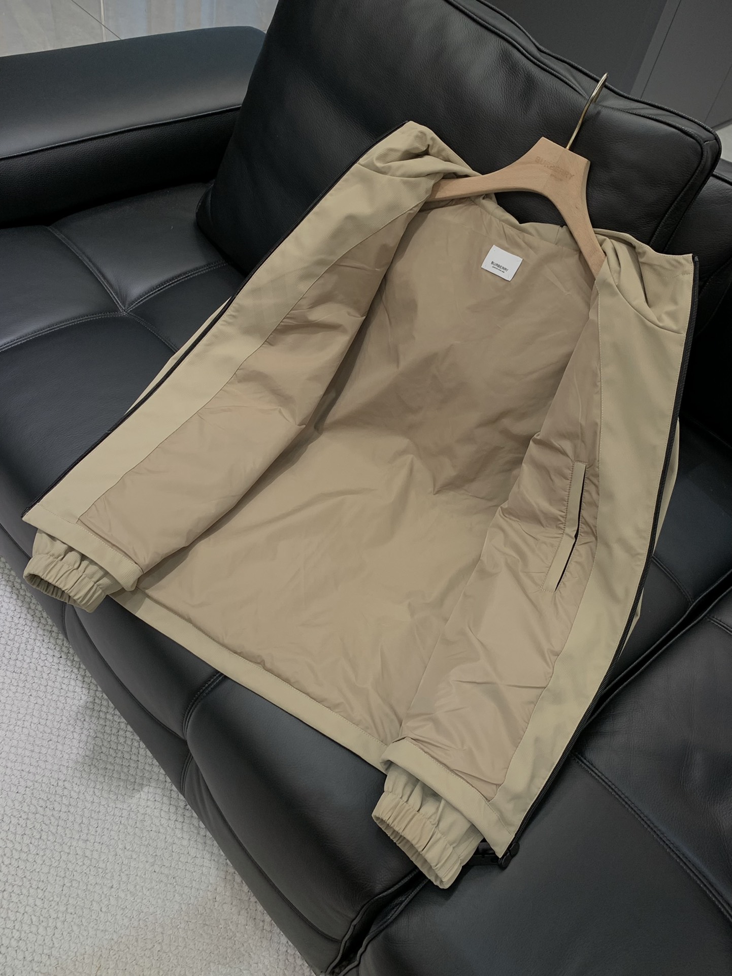 ，Burberry 巴宝莉，2025秋季最新品，专柜同步有售，原单狠货，时尚休闲连帽外套，进口原版面料，