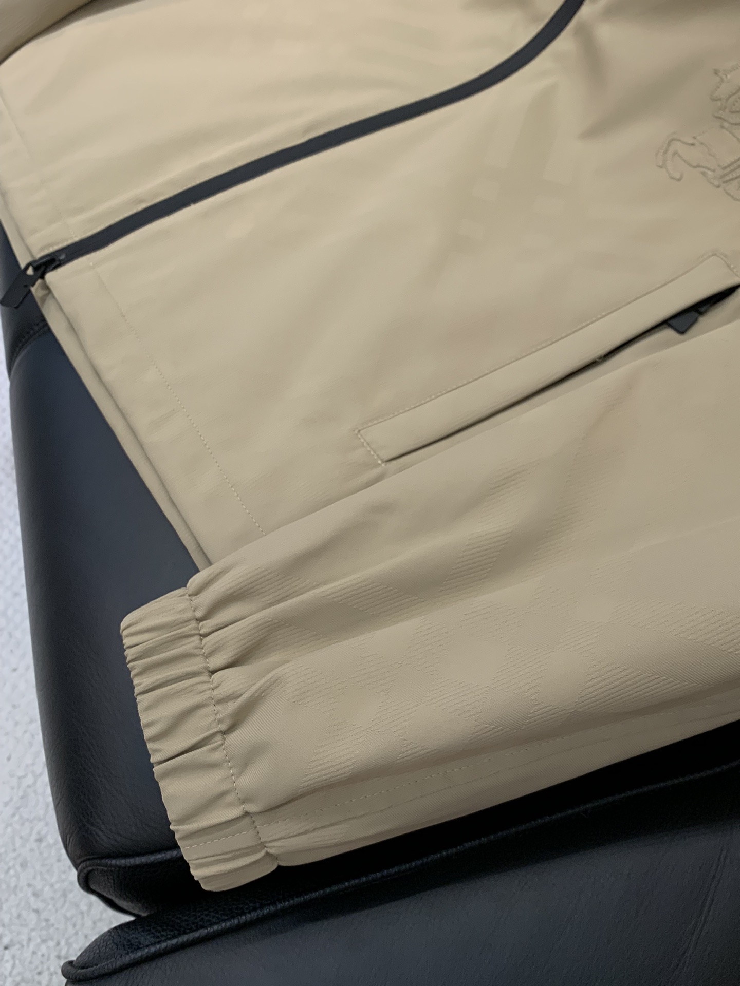 ，Burberry 巴宝莉，2025秋季最新品，专柜同步有售，原单狠货，时尚休闲连帽外套，进口原版面料，