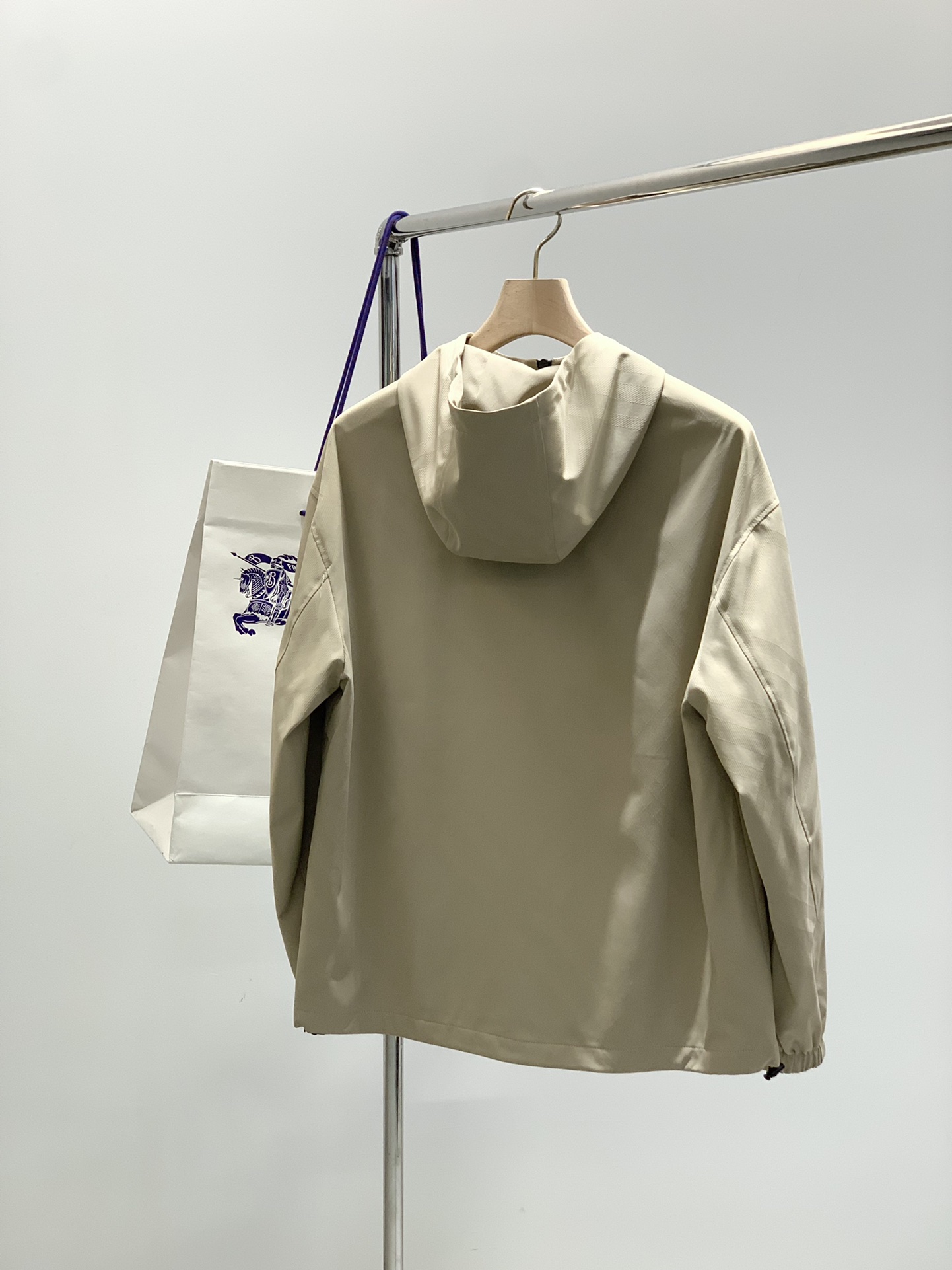 ，Burberry 巴宝莉，2025秋季最新品，专柜同步有售，原单狠货，时尚休闲连帽外套，进口原版面料，