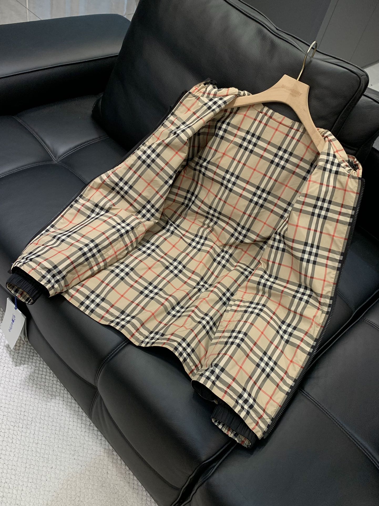 ，Burberry 巴宝莉，2025秋季最新品，专柜同步有售，原单狠货，时尚休闲两面穿连帽外套，进口原版