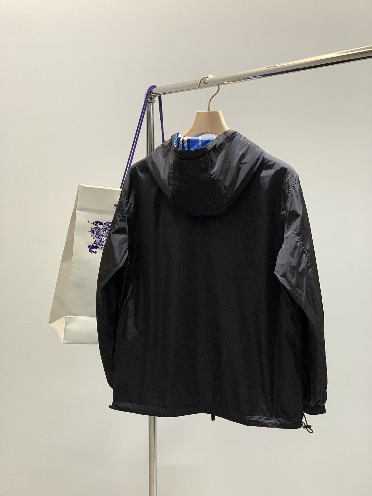，Burberry 巴宝莉，2025秋季最新品，专柜同步有售，原单狠货，时尚休闲两面穿连帽外套，进口原版