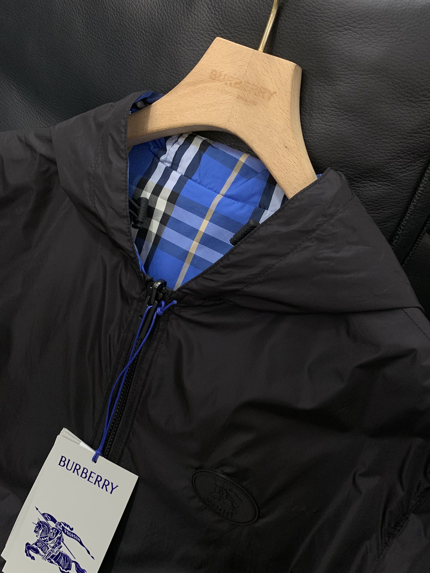 ，Burberry 巴宝莉，2025秋季最新品，专柜同步有售，原单狠货，时尚休闲两面穿连帽外套，进口原版