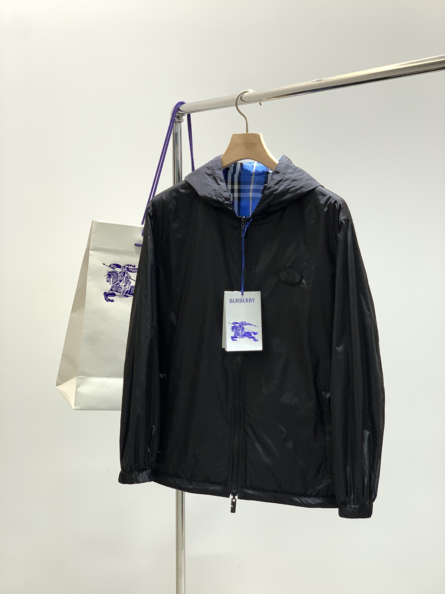 ，Burberry 巴宝莉，2025秋季最新品，专柜同步有售，原单狠货，时尚休闲两面穿连帽外套，进口原版