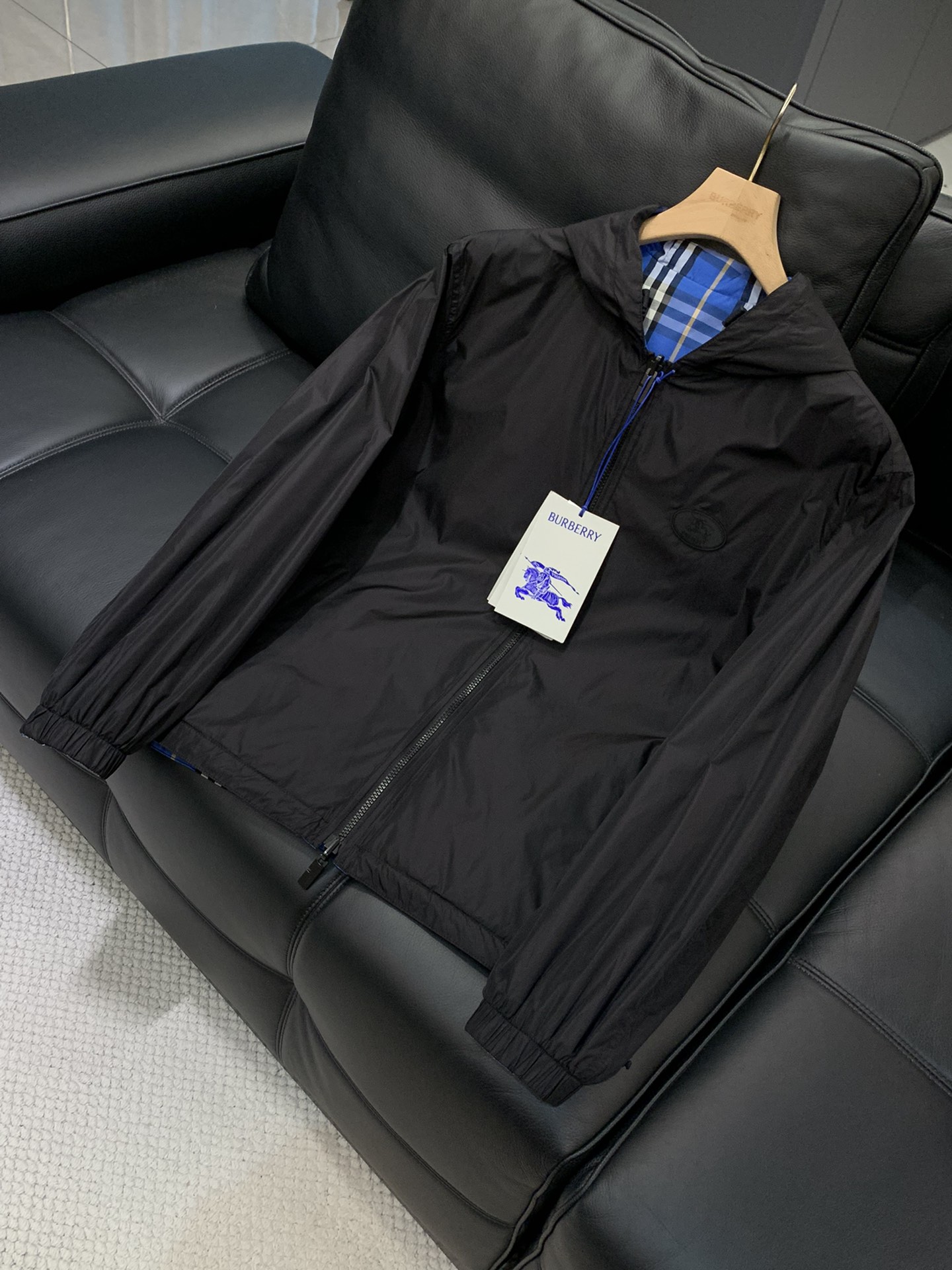 ，Burberry 巴宝莉，2025秋季最新品，专柜同步有售，原单狠货，时尚休闲两面穿连帽外套，进口原版
