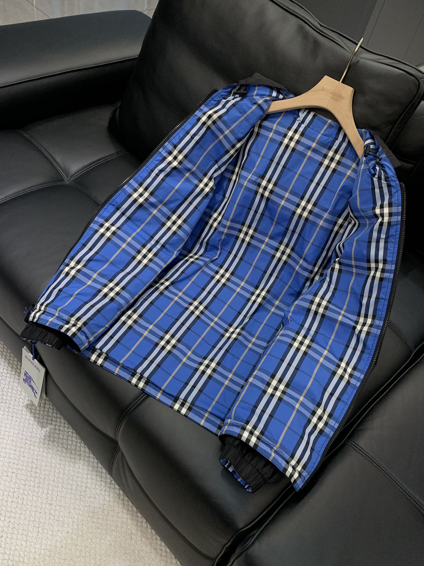 ，Burberry 巴宝莉，2025秋季最新品，专柜同步有售，原单狠货，时尚休闲两面穿连帽外套，进口原版