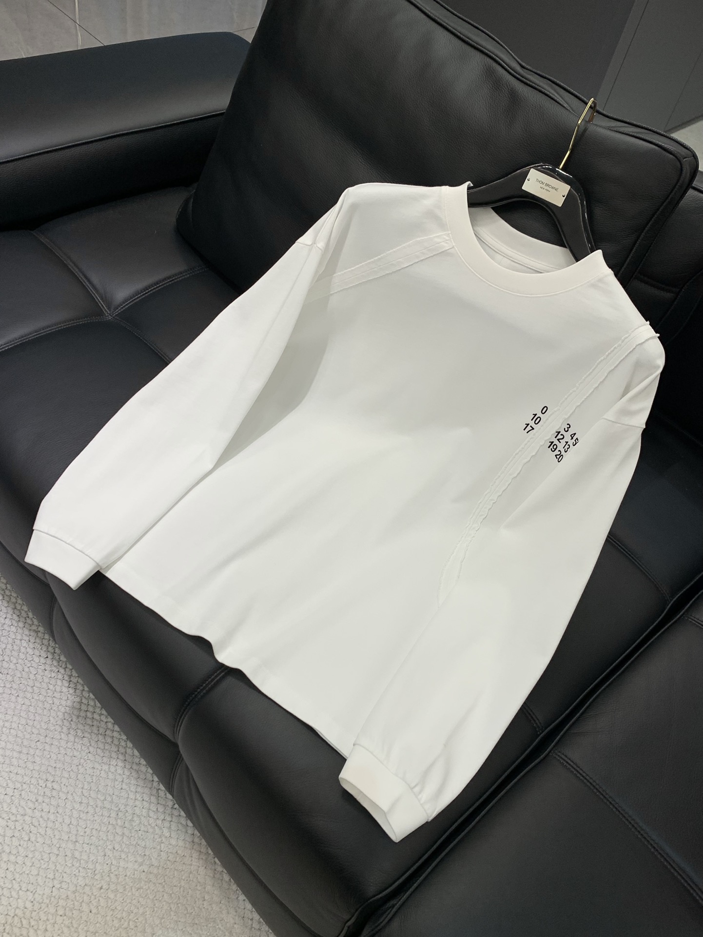 ，Maison Margiela马吉拉，2025早秋最新品，专柜同步有售，原单狠货，时尚休闲圆领长袖T恤