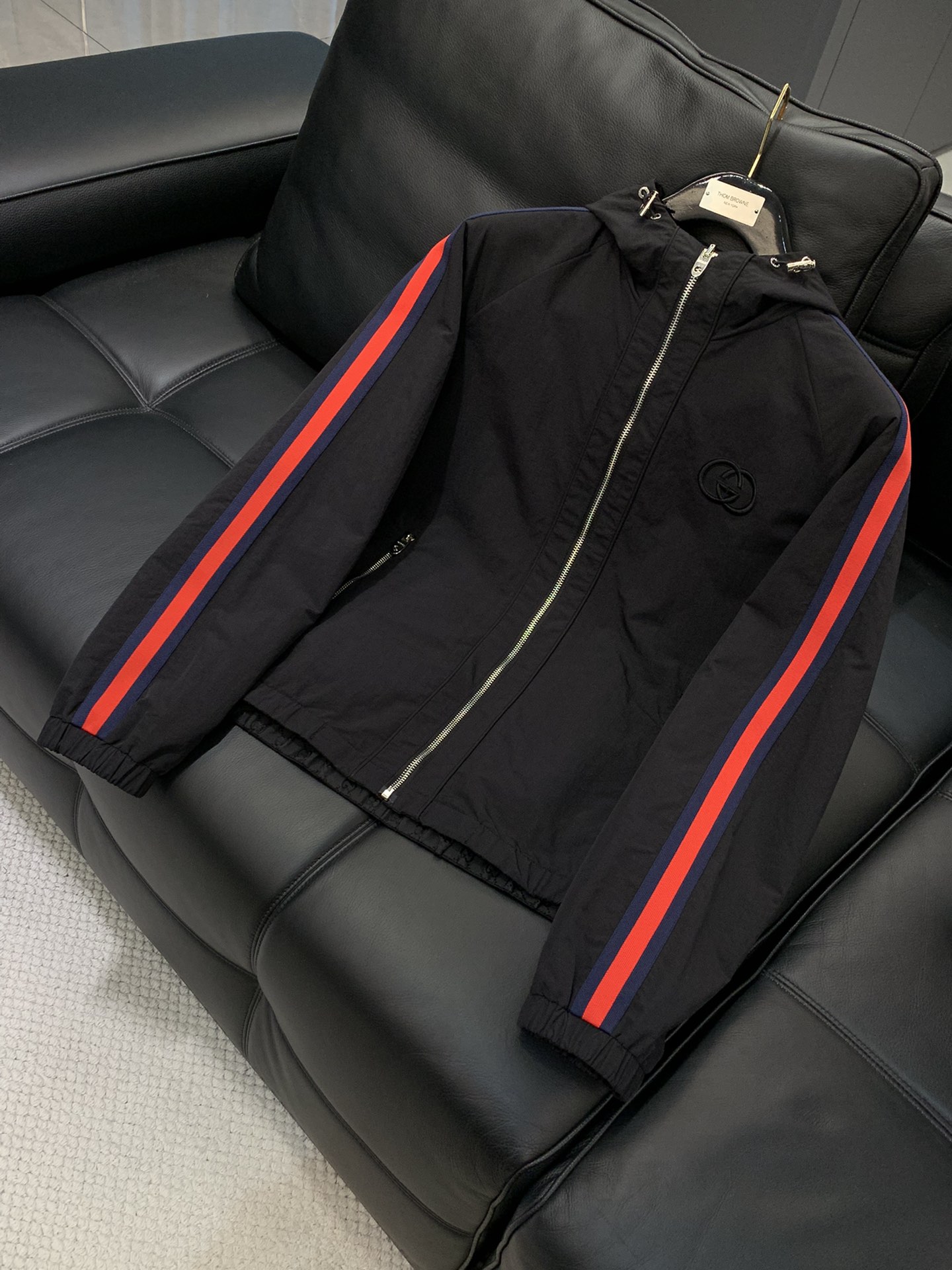 ，Gucci 古驰，2025秋季最新款，专柜同步有售，原单狠货，时尚休闲两面穿连帽夹克外套，上身很有特点