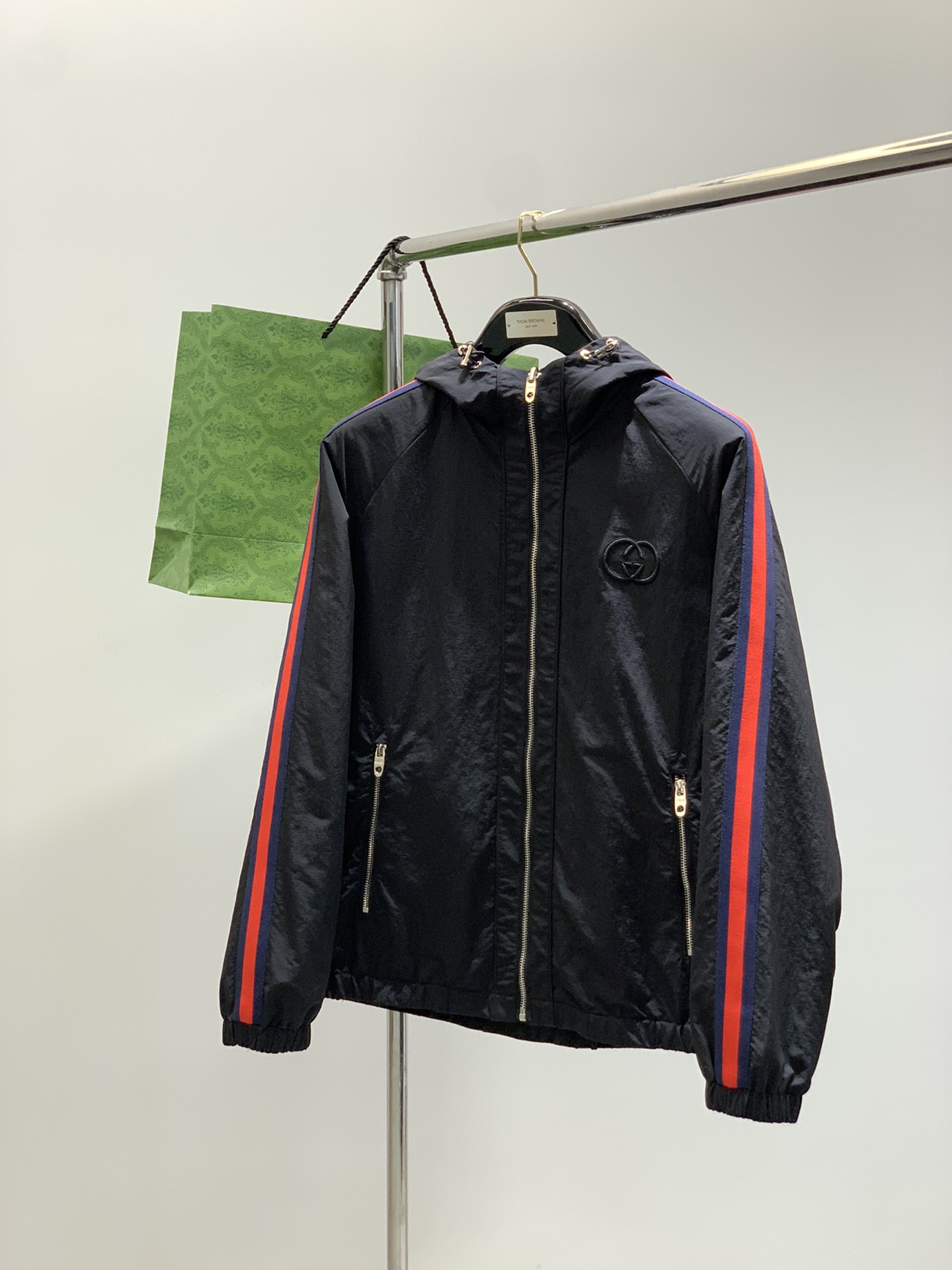 ，Gucci 古驰，2025秋季最新款，专柜同步有售，原单狠货，时尚休闲两面穿连帽夹克外套，上身很有特点