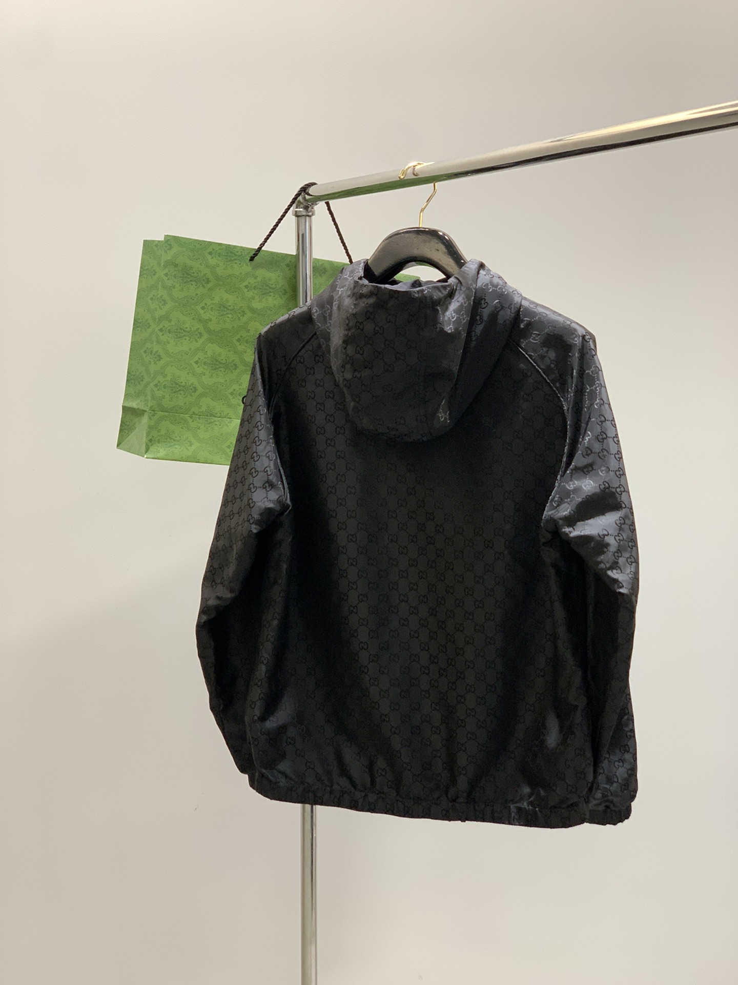 ，Gucci 古驰，2025秋季最新款，专柜同步有售，原单狠货，时尚休闲两面穿连帽夹克外套，上身很有特点