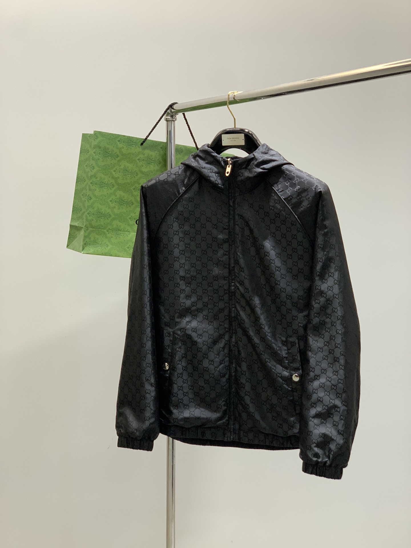 ，Gucci 古驰，2025秋季最新款，专柜同步有售，原单狠货，时尚休闲两面穿连帽夹克外套，上身很有特点