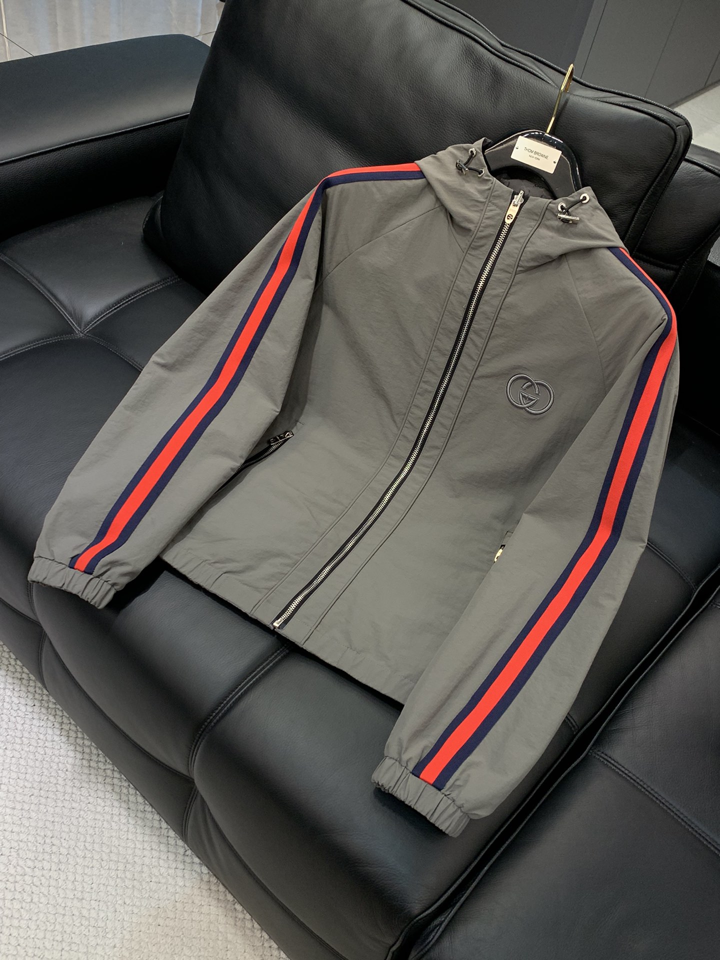 ，Gucci 古驰，2025秋季最新款，专柜同步有售，原单狠货，时尚休闲两面穿连帽夹克外套，上身很有特点