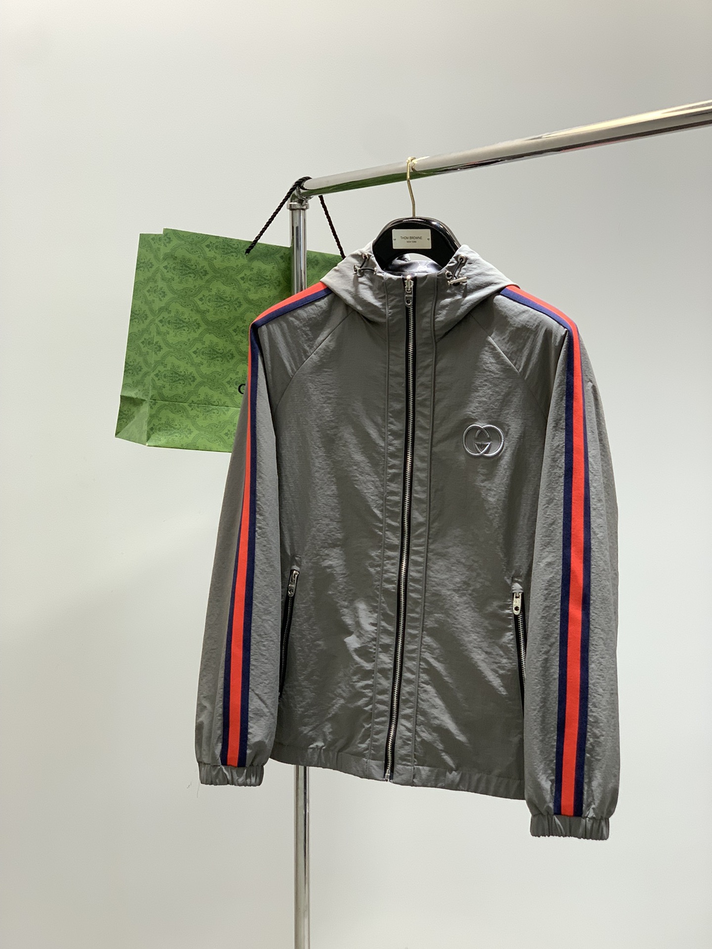 ，Gucci 古驰，2025秋季最新款，专柜同步有售，原单狠货，时尚休闲两面穿连帽夹克外套，上身很有特点