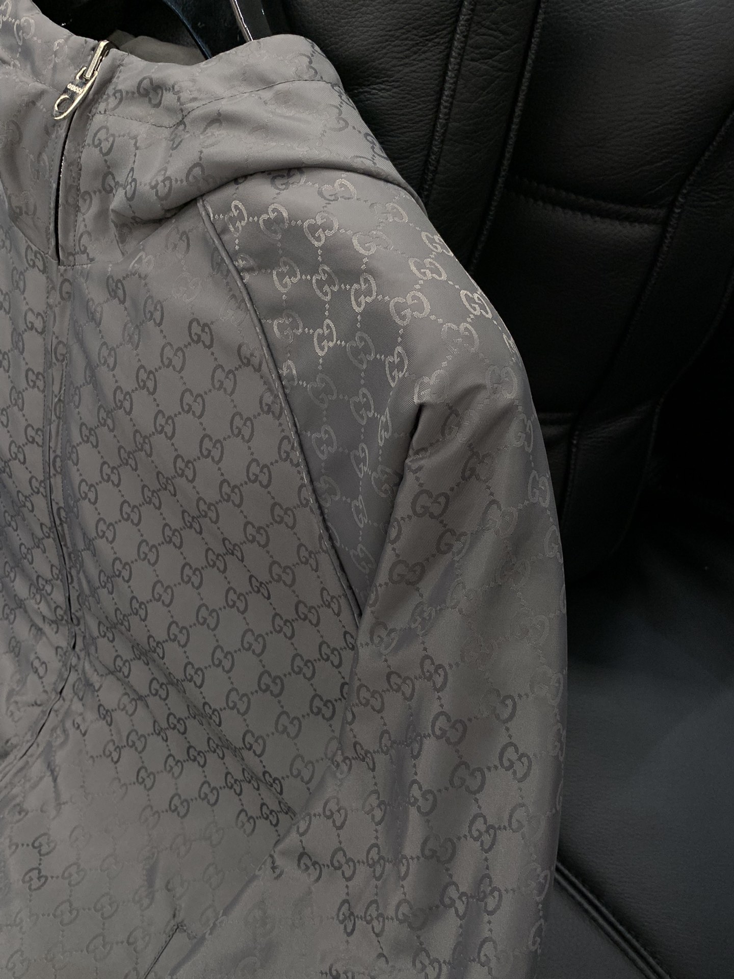 ，Gucci 古驰，2025秋季最新款，专柜同步有售，原单狠货，时尚休闲两面穿连帽夹克外套，上身很有特点