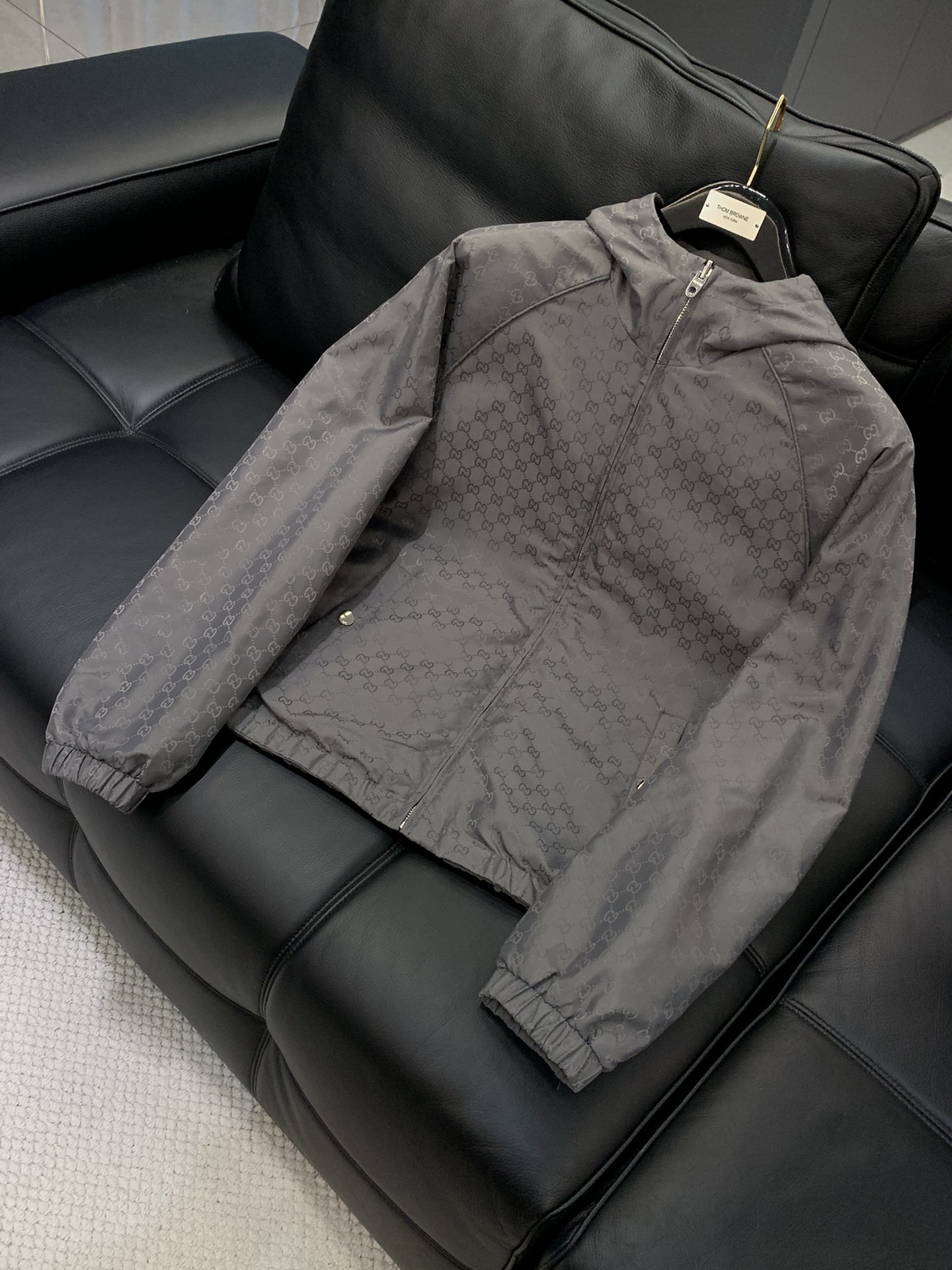 ，Gucci 古驰，2025秋季最新款，专柜同步有售，原单狠货，时尚休闲两面穿连帽夹克外套，上身很有特点