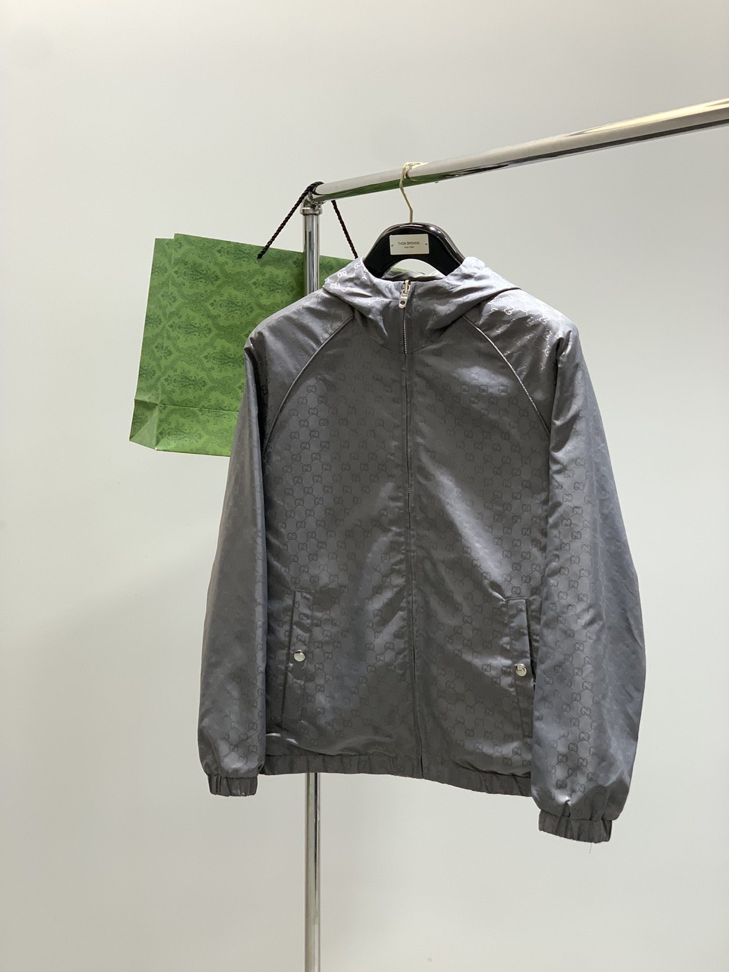 ，Gucci 古驰，2025秋季最新款，专柜同步有售，原单狠货，时尚休闲两面穿连帽夹克外套，上身很有特点