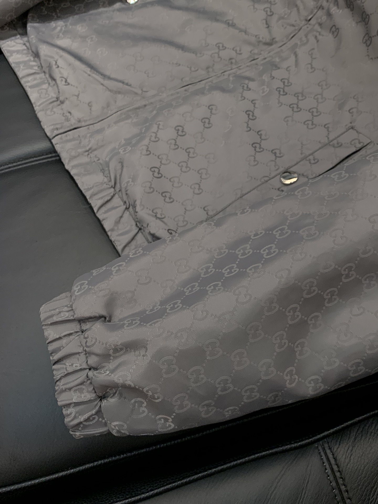 ，Gucci 古驰，2025秋季最新款，专柜同步有售，原单狠货，时尚休闲两面穿连帽夹克外套，上身很有特点