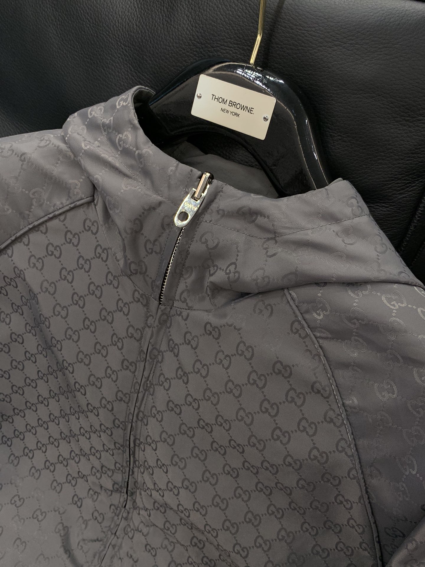 ，Gucci 古驰，2025秋季最新款，专柜同步有售，原单狠货，时尚休闲两面穿连帽夹克外套，上身很有特点