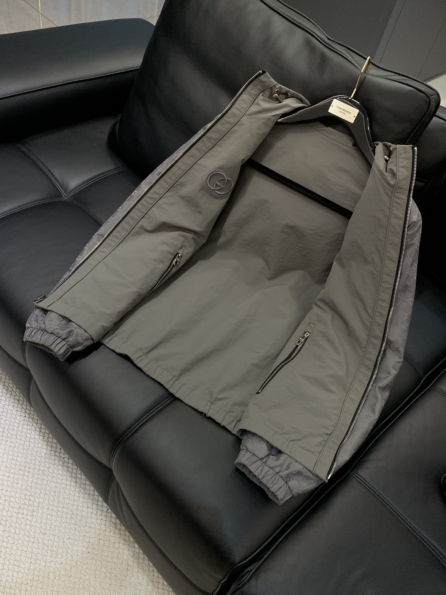 ，Gucci 古驰，2025秋季最新款，专柜同步有售，原单狠货，时尚休闲两面穿连帽夹克外套，上身很有特点