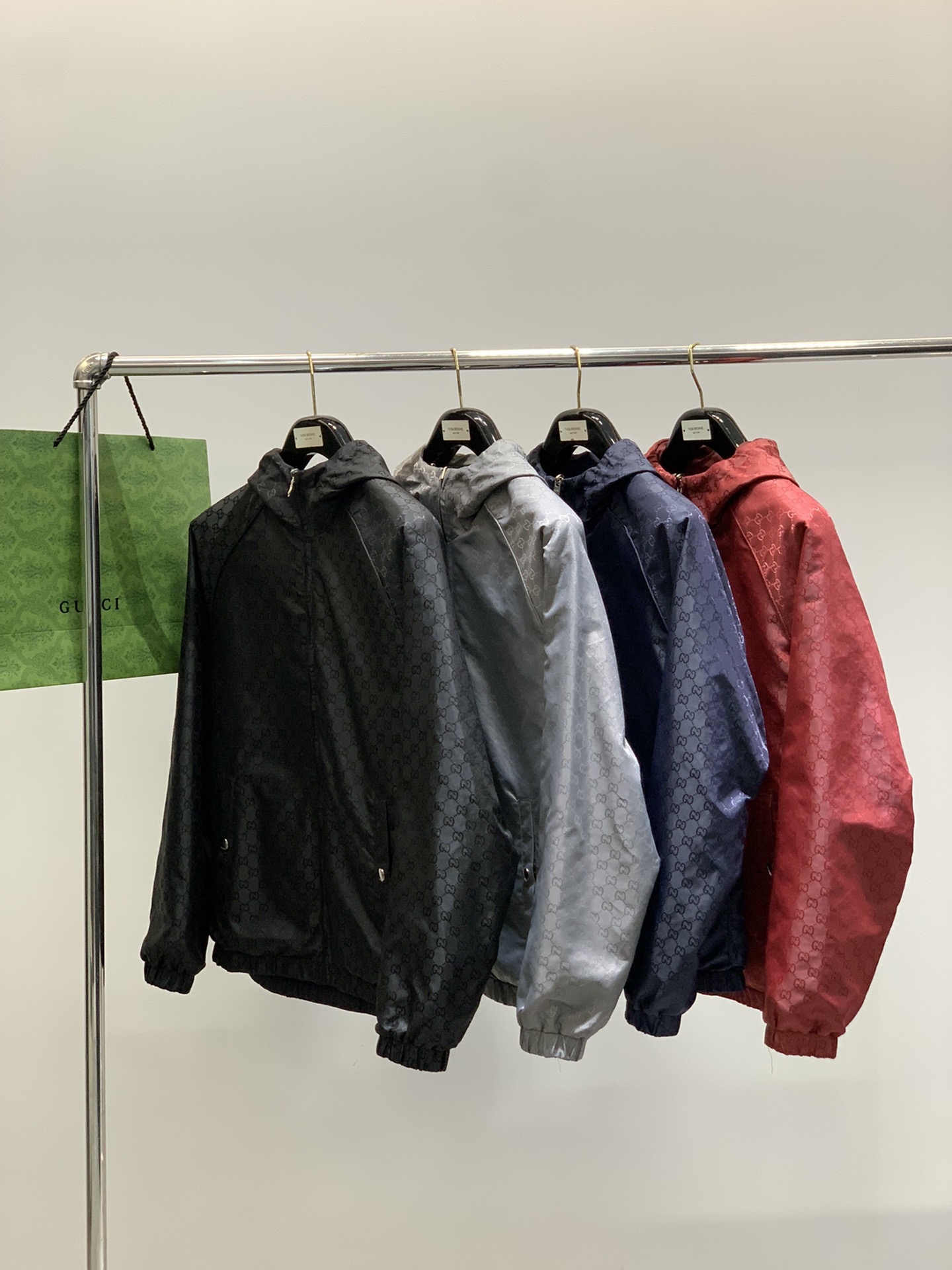 ，Gucci 古驰，2025秋季最新款，专柜同步有售，原单狠货，时尚休闲两面穿连帽夹克外套，上身很有特点