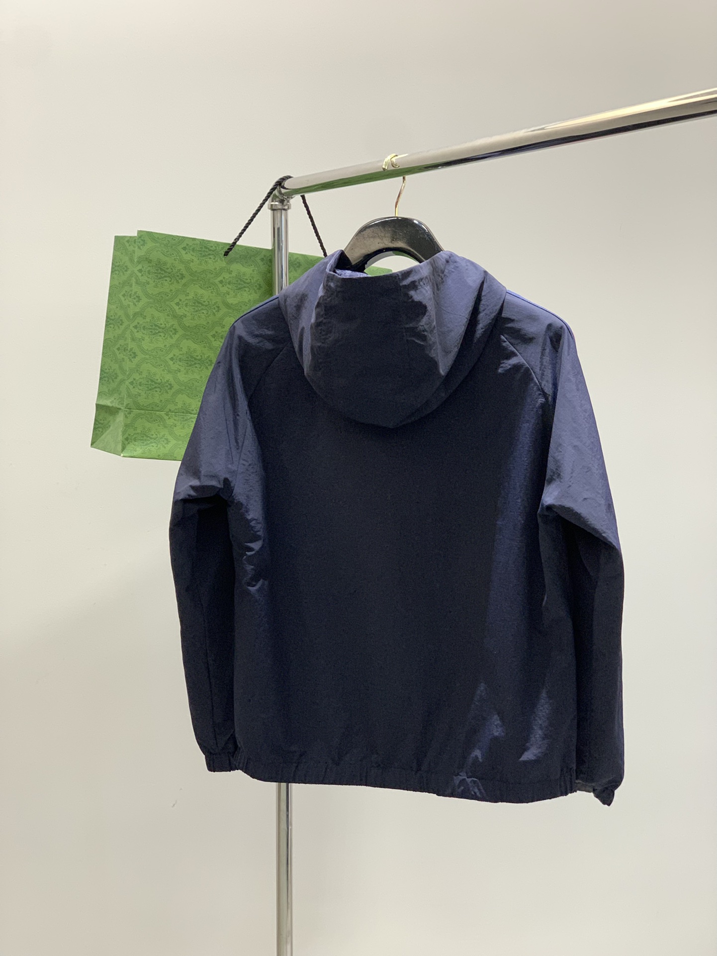 ，Gucci 古驰，2025秋季最新款，专柜同步有售，原单狠货，时尚休闲两面穿连帽夹克外套，上身很有特点