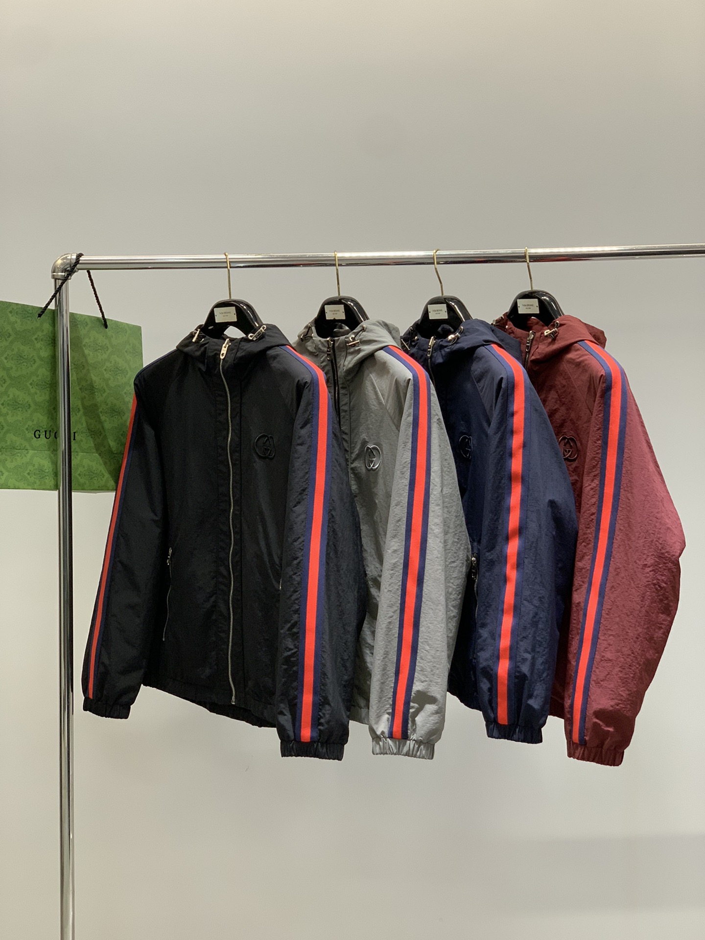 ，Gucci 古驰，2025秋季最新款，专柜同步有售，原单狠货，时尚休闲两面穿连帽夹克外套，上身很有特点