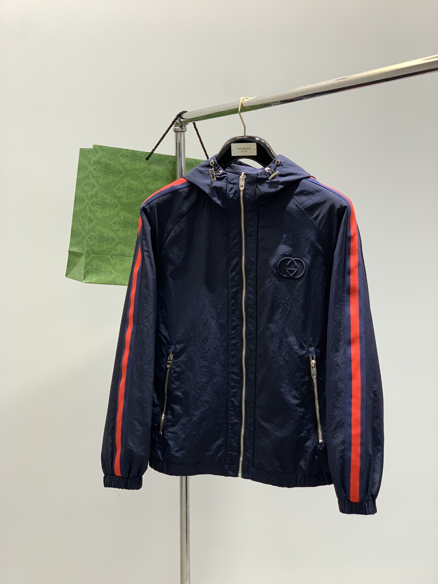 ，Gucci 古驰，2025秋季最新款，专柜同步有售，原单狠货，时尚休闲两面穿连帽夹克外套，上身很有特点