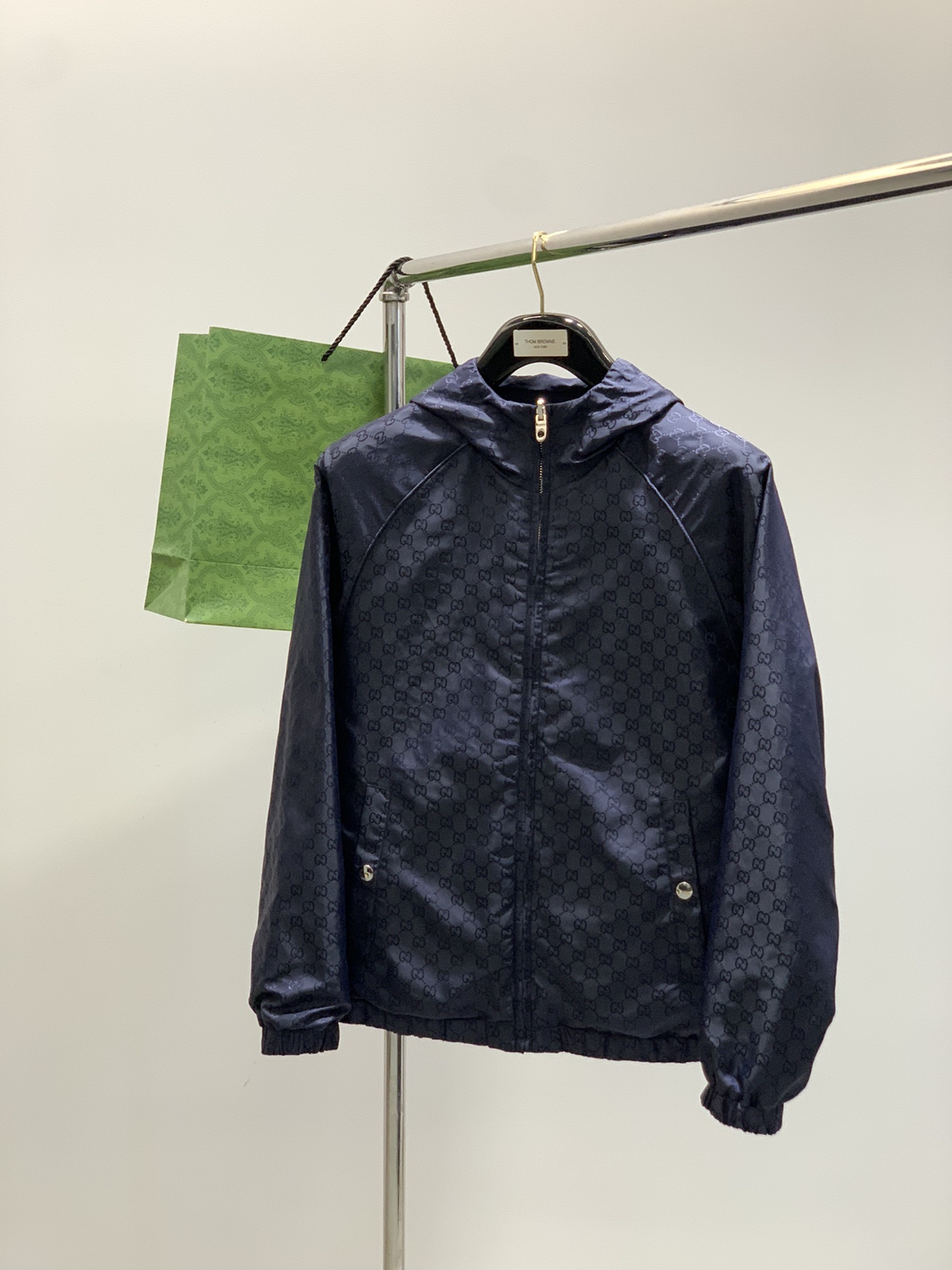 ，Gucci 古驰，2025秋季最新款，专柜同步有售，原单狠货，时尚休闲两面穿连帽夹克外套，上身很有特点