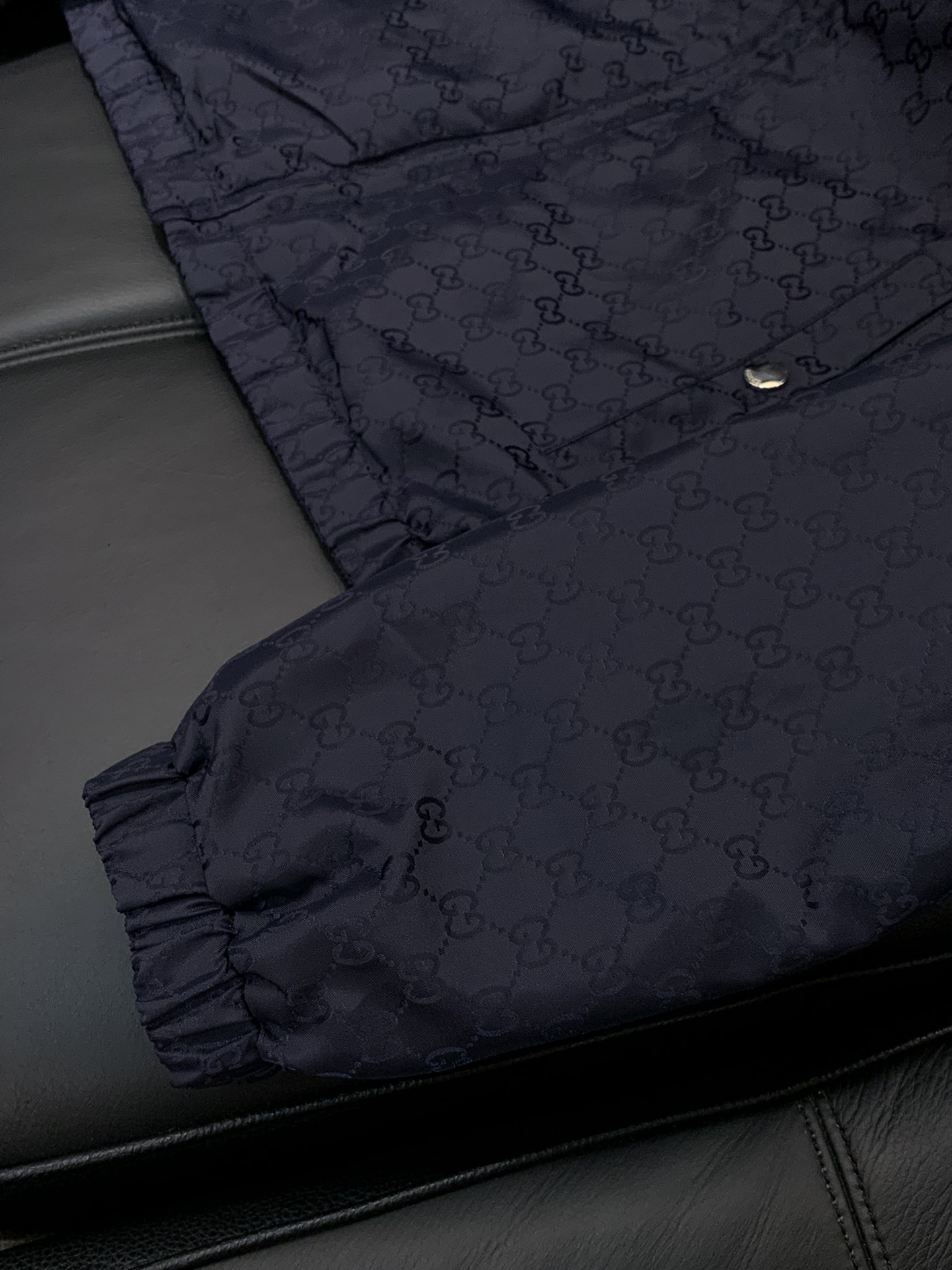 ，Gucci 古驰，2025秋季最新款，专柜同步有售，原单狠货，时尚休闲两面穿连帽夹克外套，上身很有特点