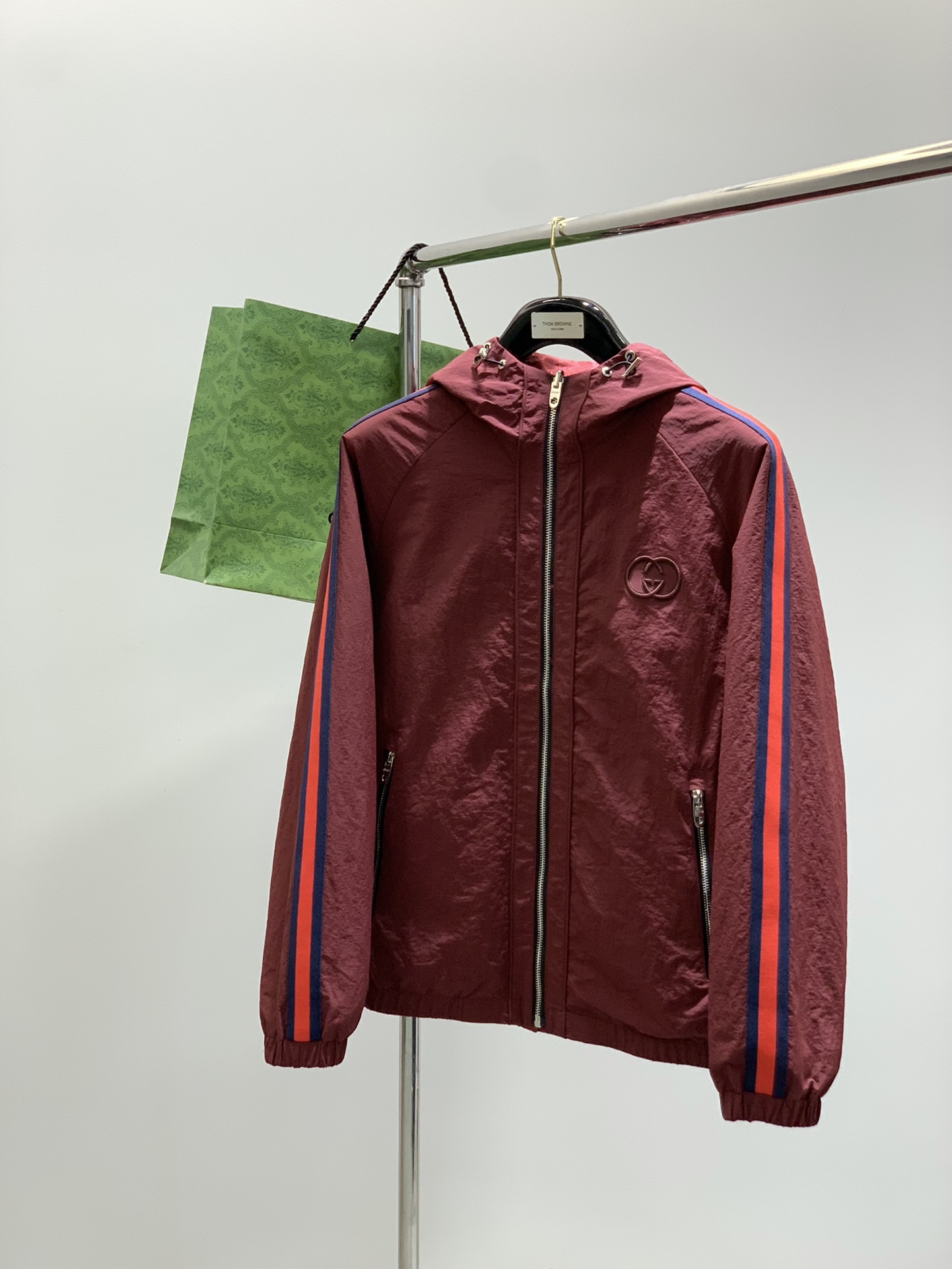 ，Gucci 古驰，2025秋季最新款，专柜同步有售，原单狠货，时尚休闲两面穿连帽夹克外套，上身很有特点