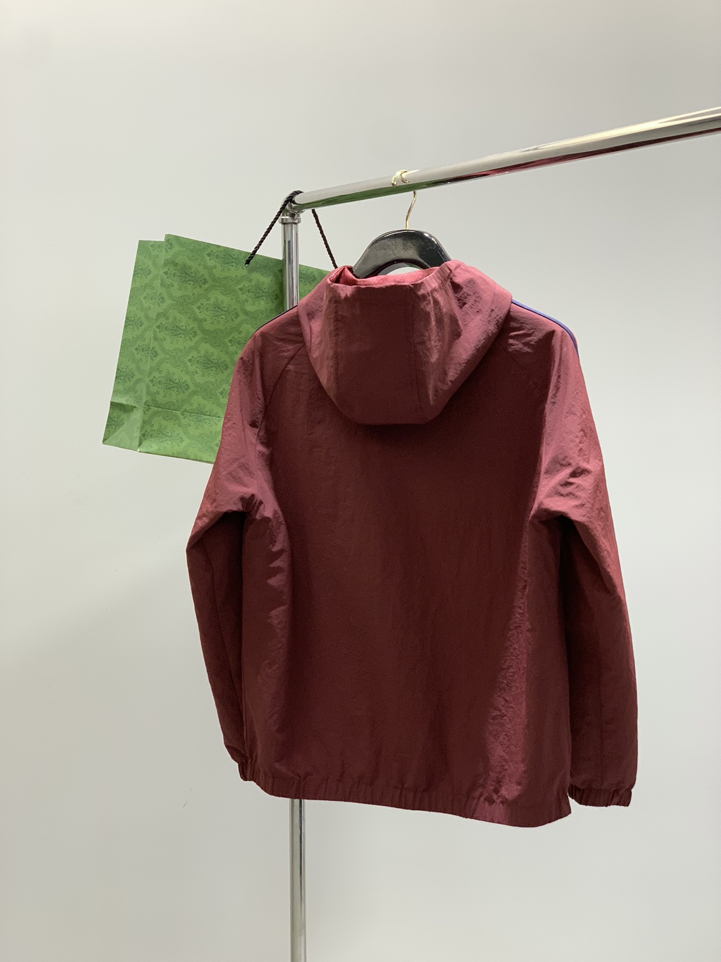，Gucci 古驰，2025秋季最新款，专柜同步有售，原单狠货，时尚休闲两面穿连帽夹克外套，上身很有特点