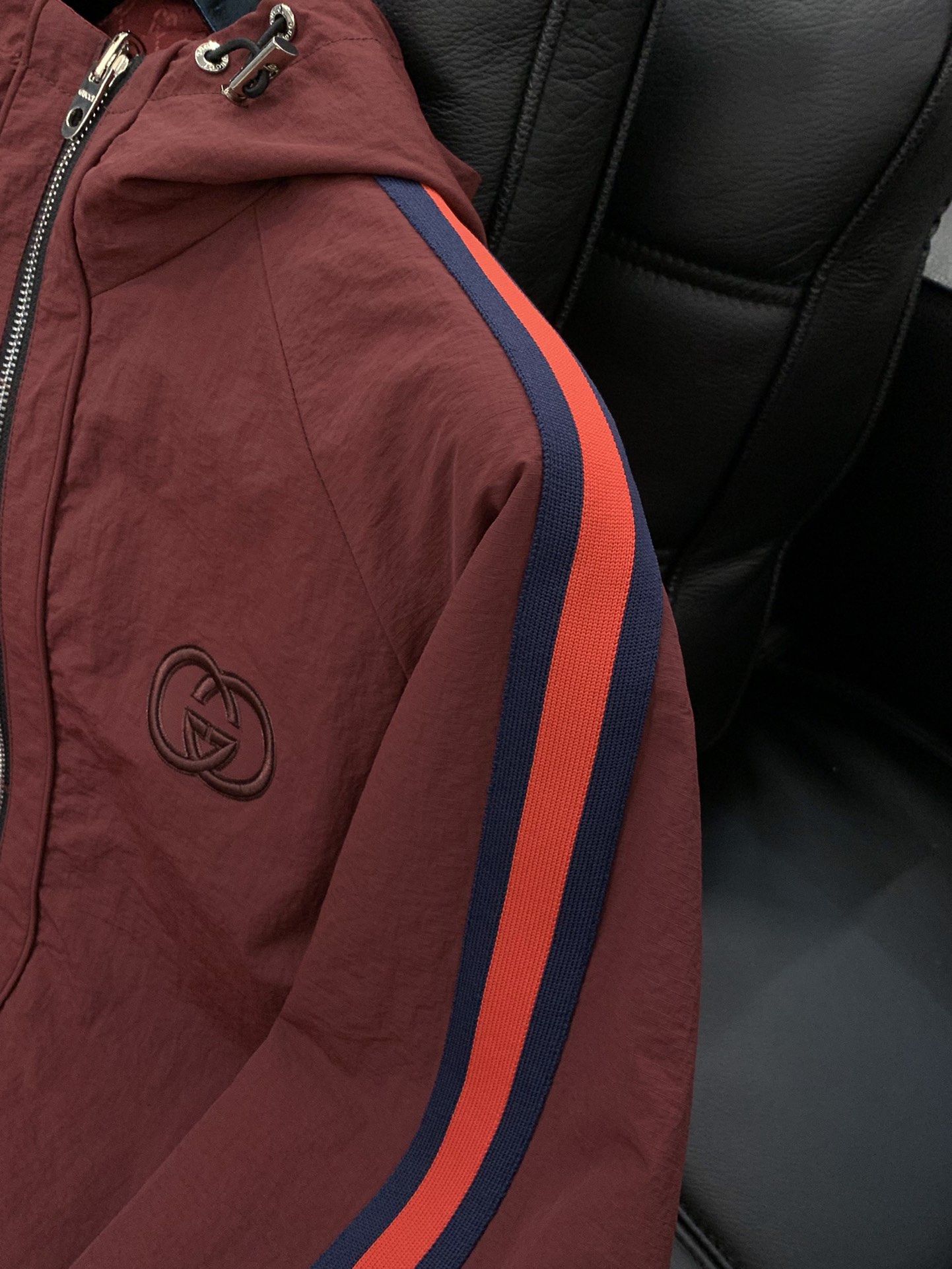 ，Gucci 古驰，2025秋季最新款，专柜同步有售，原单狠货，时尚休闲两面穿连帽夹克外套，上身很有特点