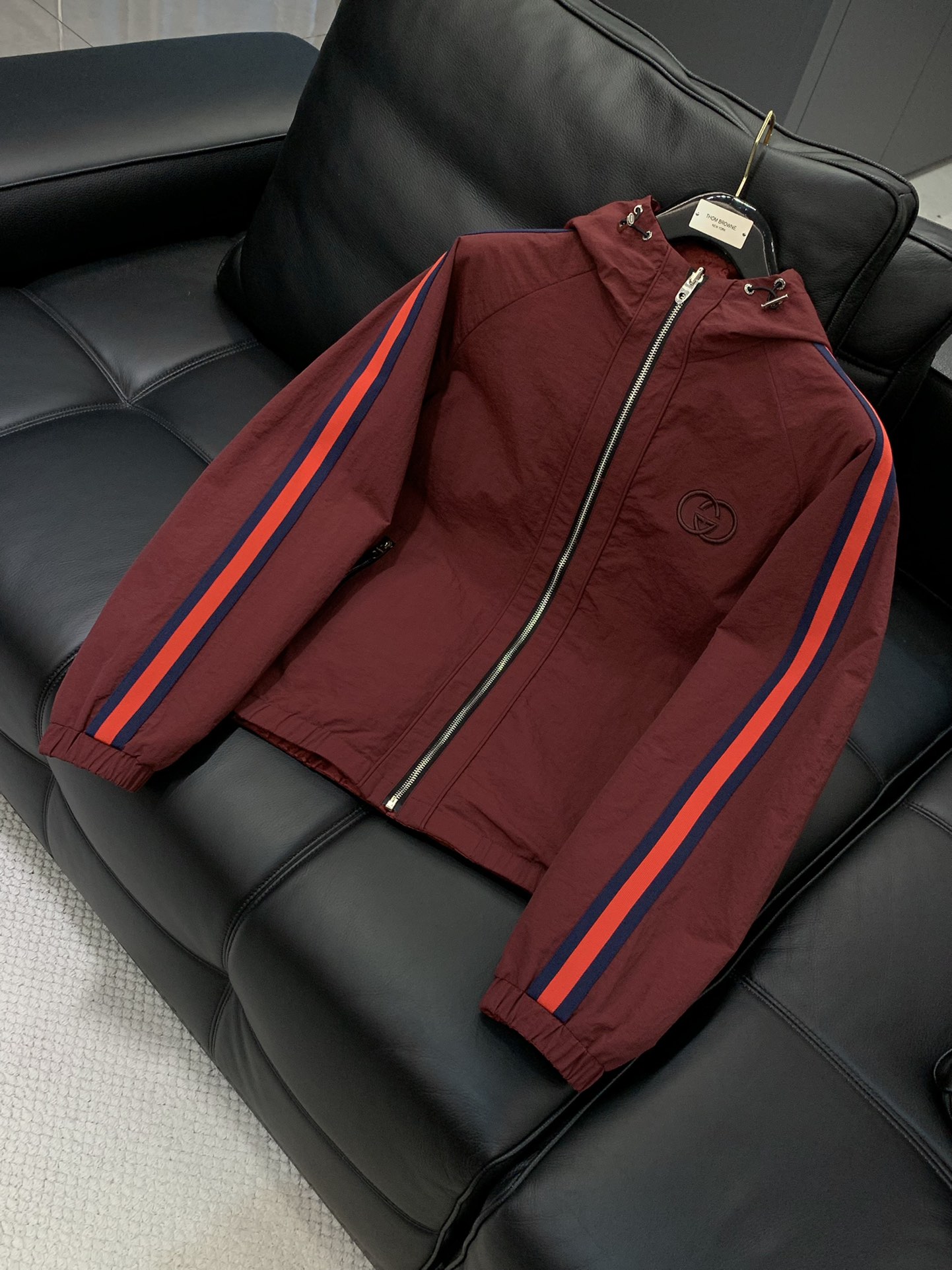 ，Gucci 古驰，2025秋季最新款，专柜同步有售，原单狠货，时尚休闲两面穿连帽夹克外套，上身很有特点