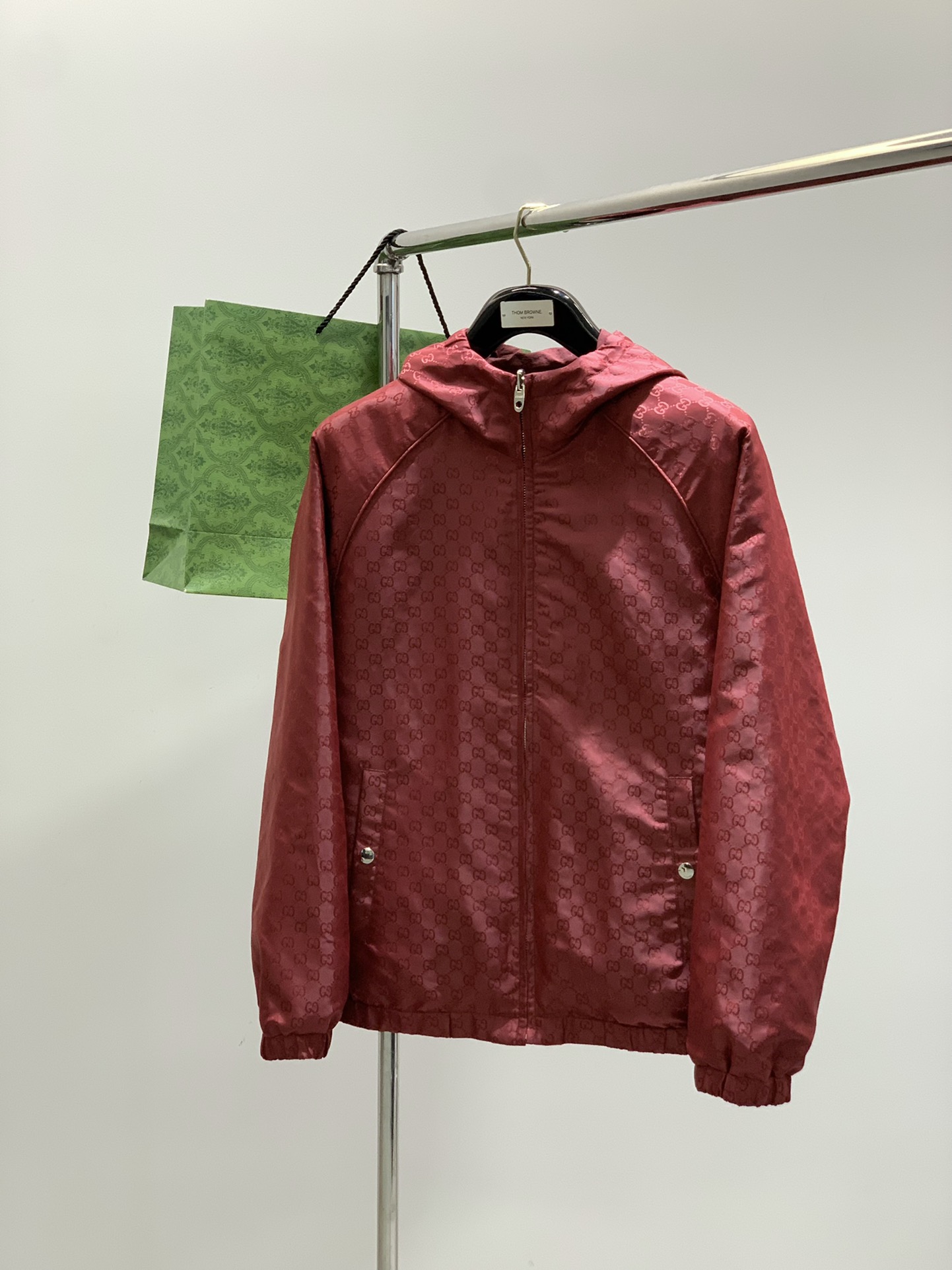 ，Gucci 古驰，2025秋季最新款，专柜同步有售，原单狠货，时尚休闲两面穿连帽夹克外套，上身很有特点
