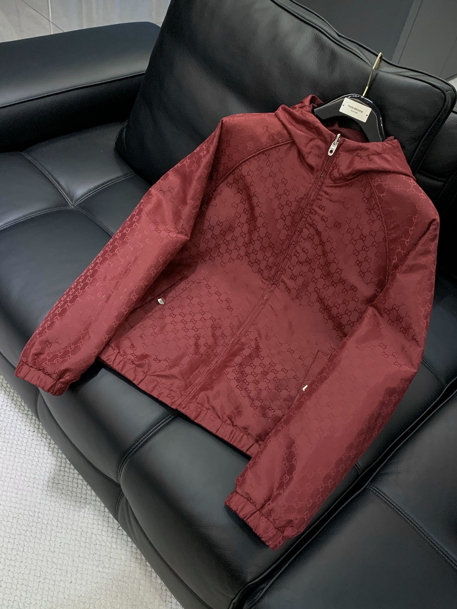 ，Gucci 古驰，2025秋季最新款，专柜同步有售，原单狠货，时尚休闲两面穿连帽夹克外套，上身很有特点