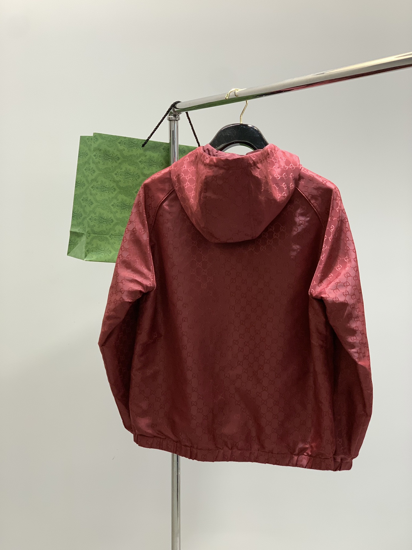 ，Gucci 古驰，2025秋季最新款，专柜同步有售，原单狠货，时尚休闲两面穿连帽夹克外套，上身很有特点